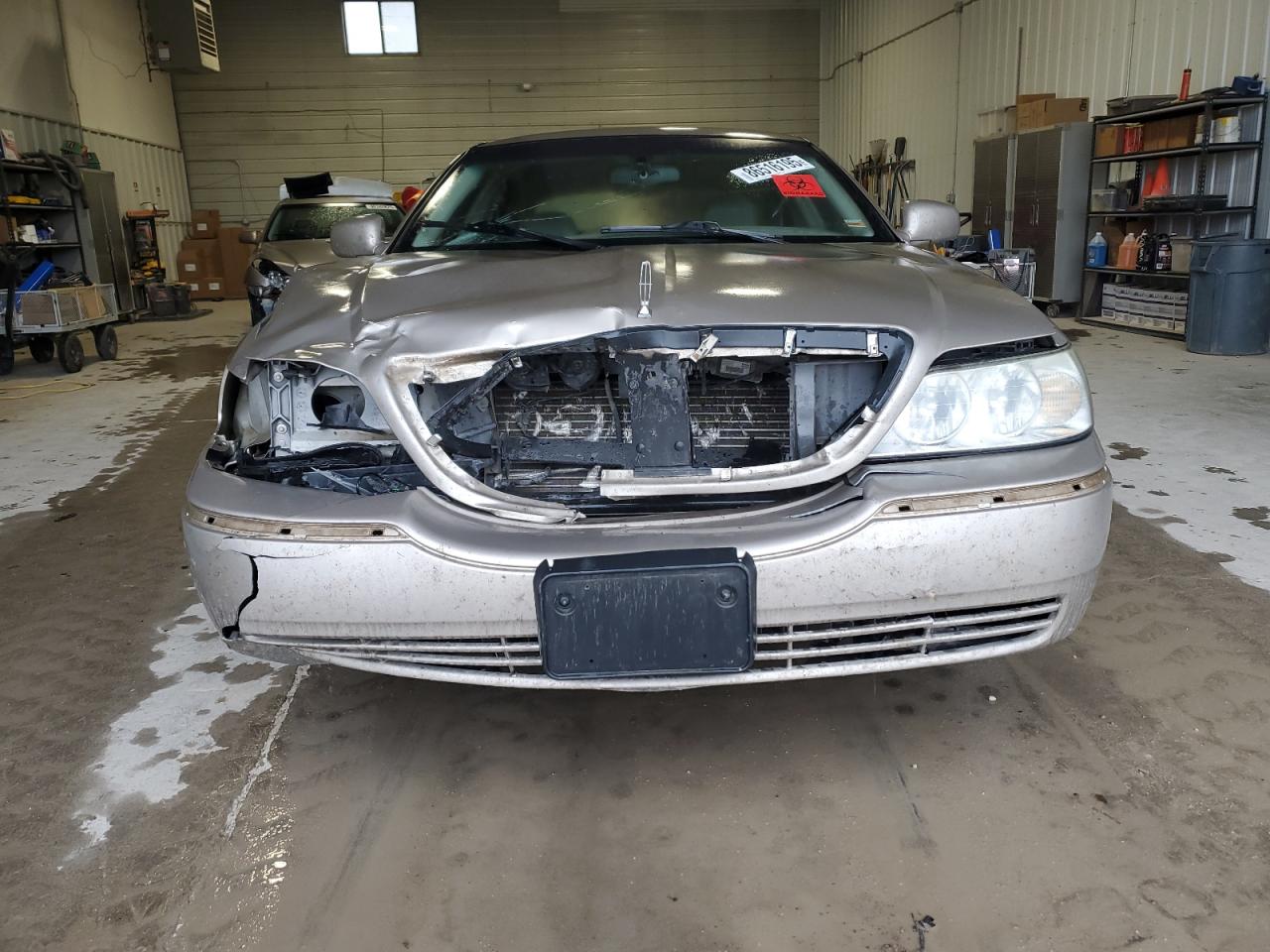 2003 Lincoln Town Car Signature Gold vin: 1LNHM82W63Y685274