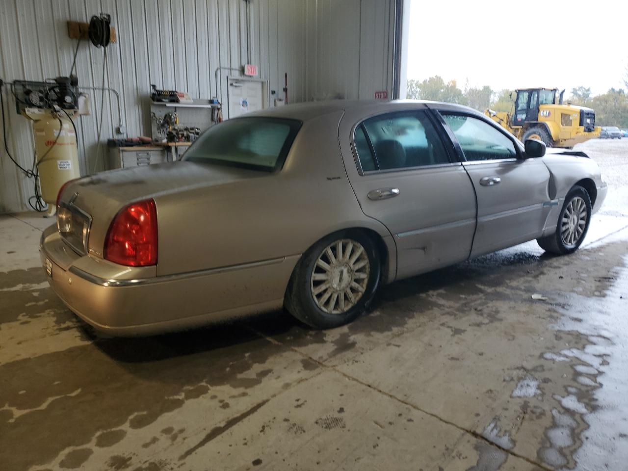 2003 Lincoln Town Car Signature Gold vin: 1LNHM82W63Y685274