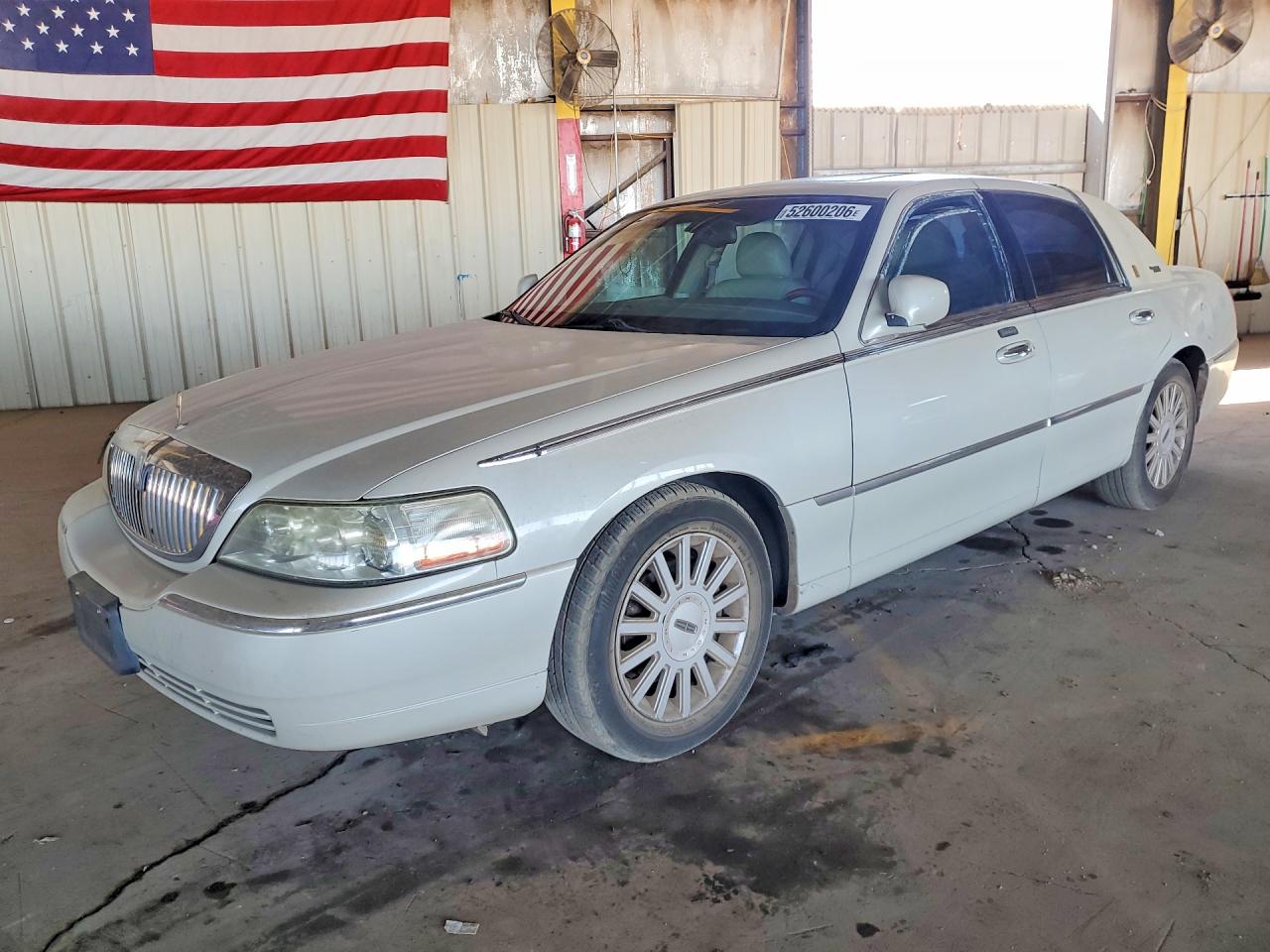 2005 Lincoln Town Car Signature Limited Двухцветный vin: 1LNHM82W65Y607161
