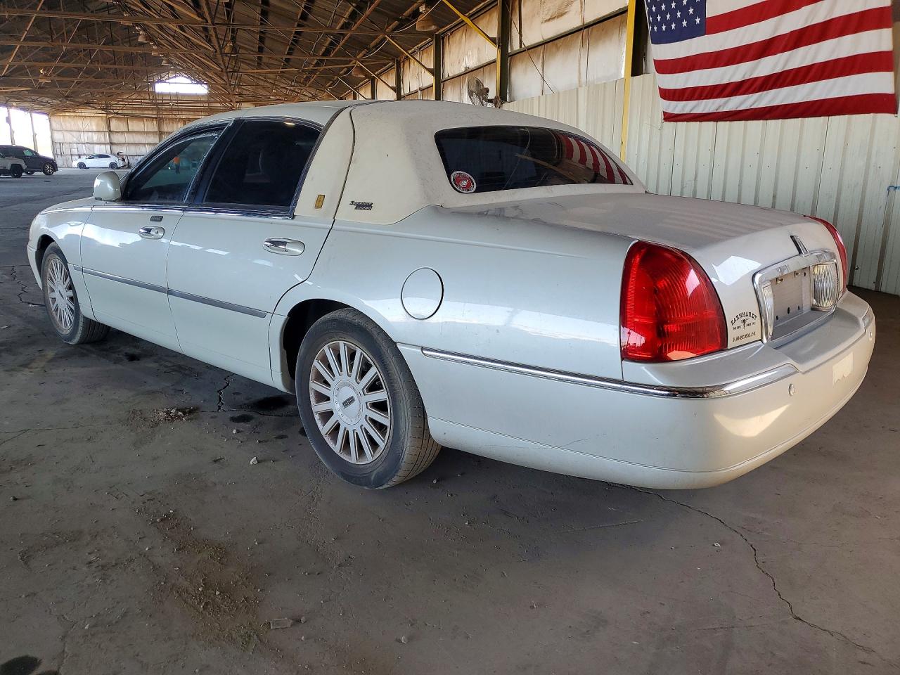2005 Lincoln Town Car Signature Limited Двухцветный vin: 1LNHM82W65Y607161