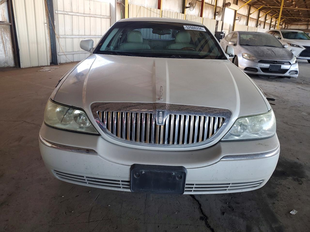 2005 Lincoln Town Car Signature Limited Двухцветный vin: 1LNHM82W65Y607161