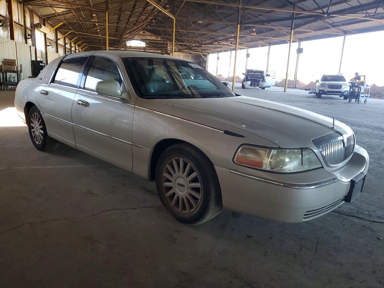 2005 Lincoln Town Car Signature Limited Двухцветный vin: 1LNHM82W65Y607161