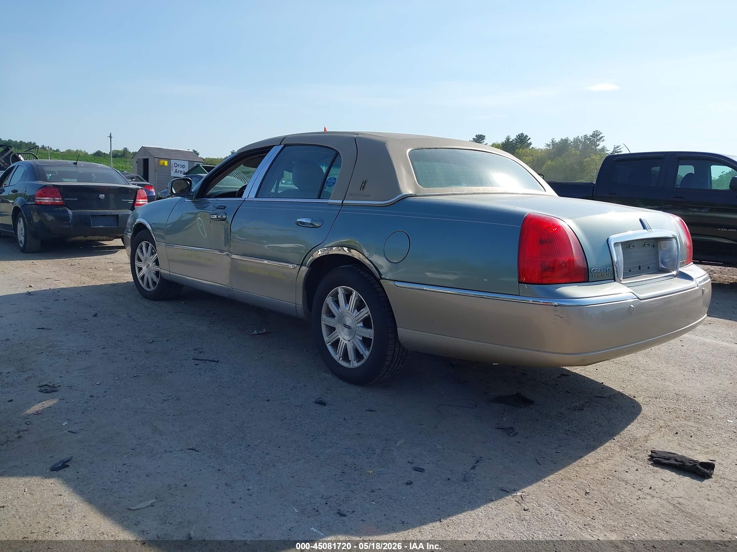 2005 Lincoln Town Car Signature Limited Green vin: 1LNHM82W65Y611579