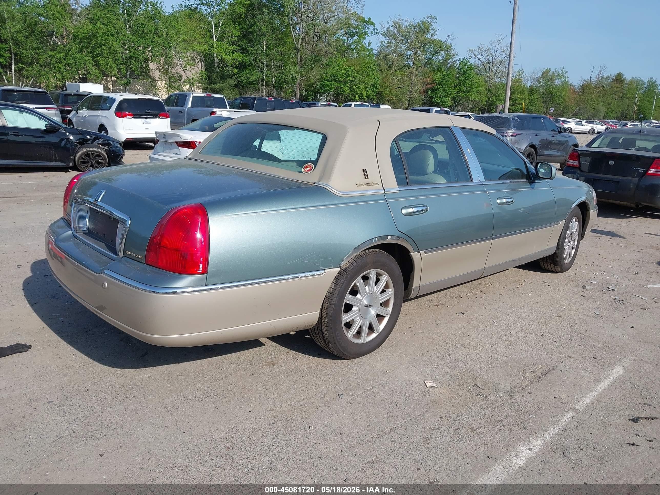 2005 Lincoln Town Car Signature Limited Green vin: 1LNHM82W65Y611579