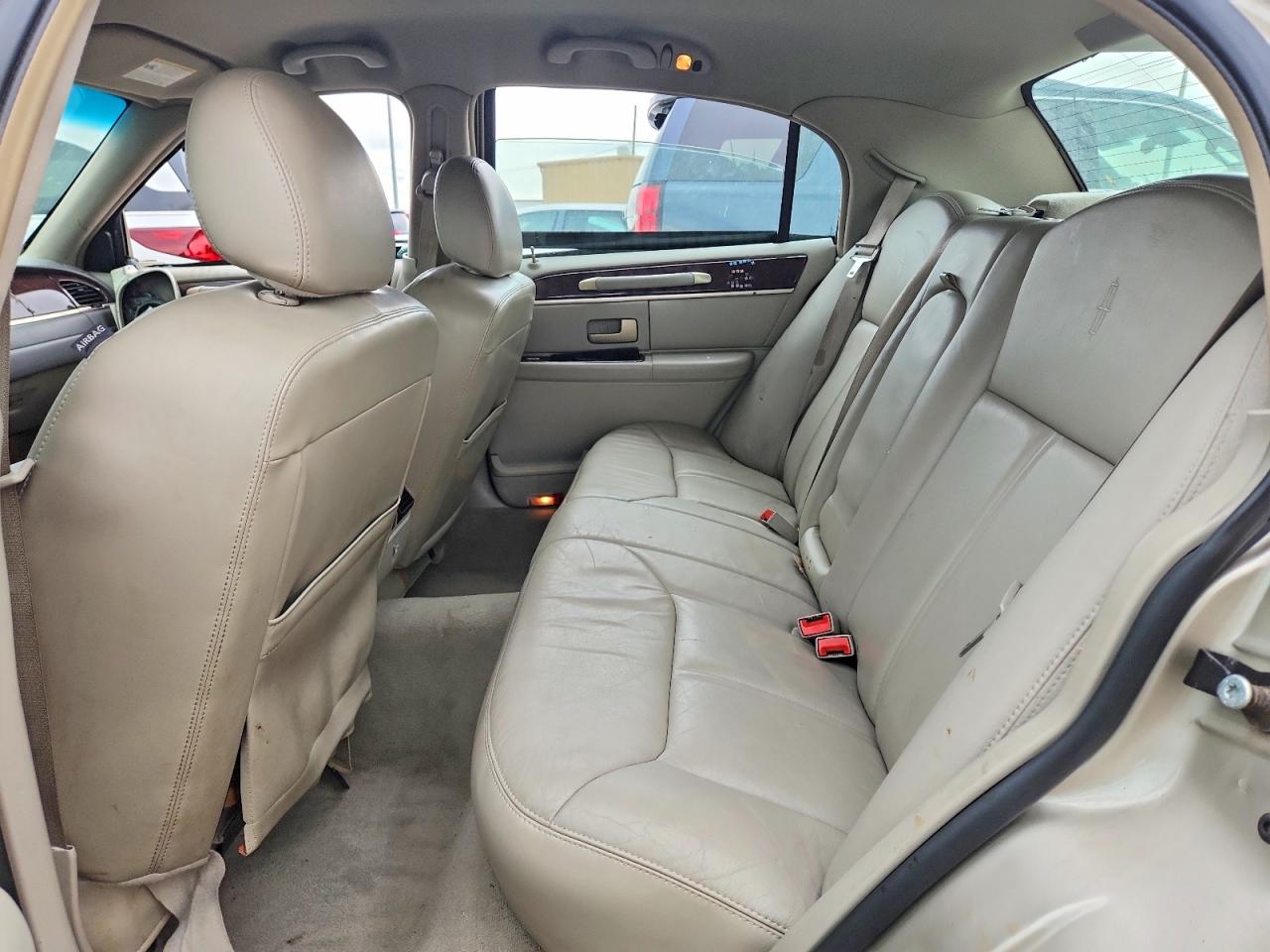 2006 Lincoln Town Car Signature Limited Beige vin: 1LNHM82W66Y604164