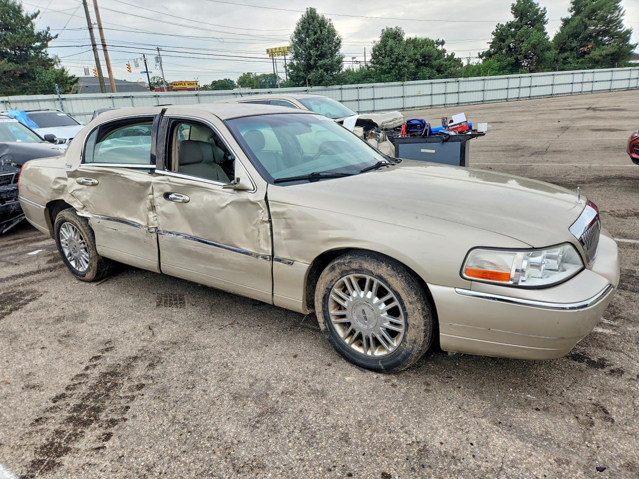 2006 Lincoln Town Car Signature Limited Beige vin: 1LNHM82W66Y604164
