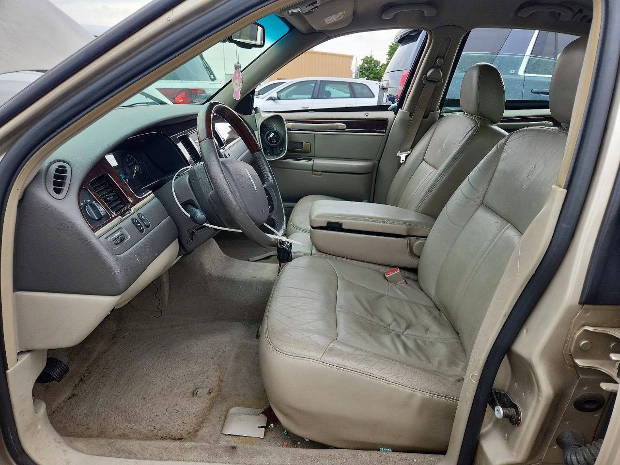 2006 Lincoln Town Car Signature Limited Beige vin: 1LNHM82W66Y604164