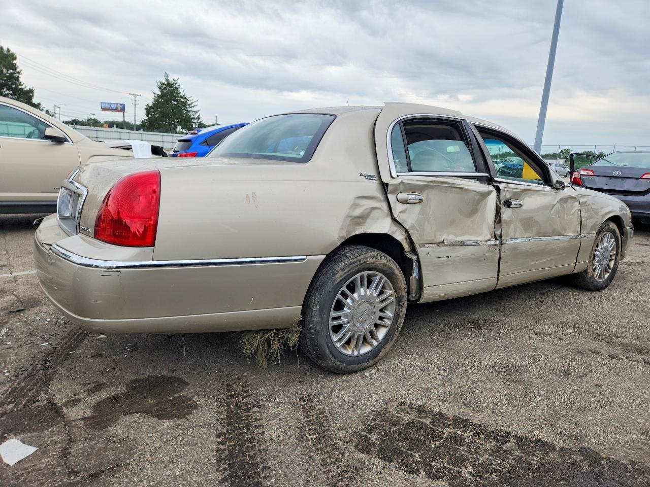 2006 Lincoln Town Car Signature Limited Beige vin: 1LNHM82W66Y604164