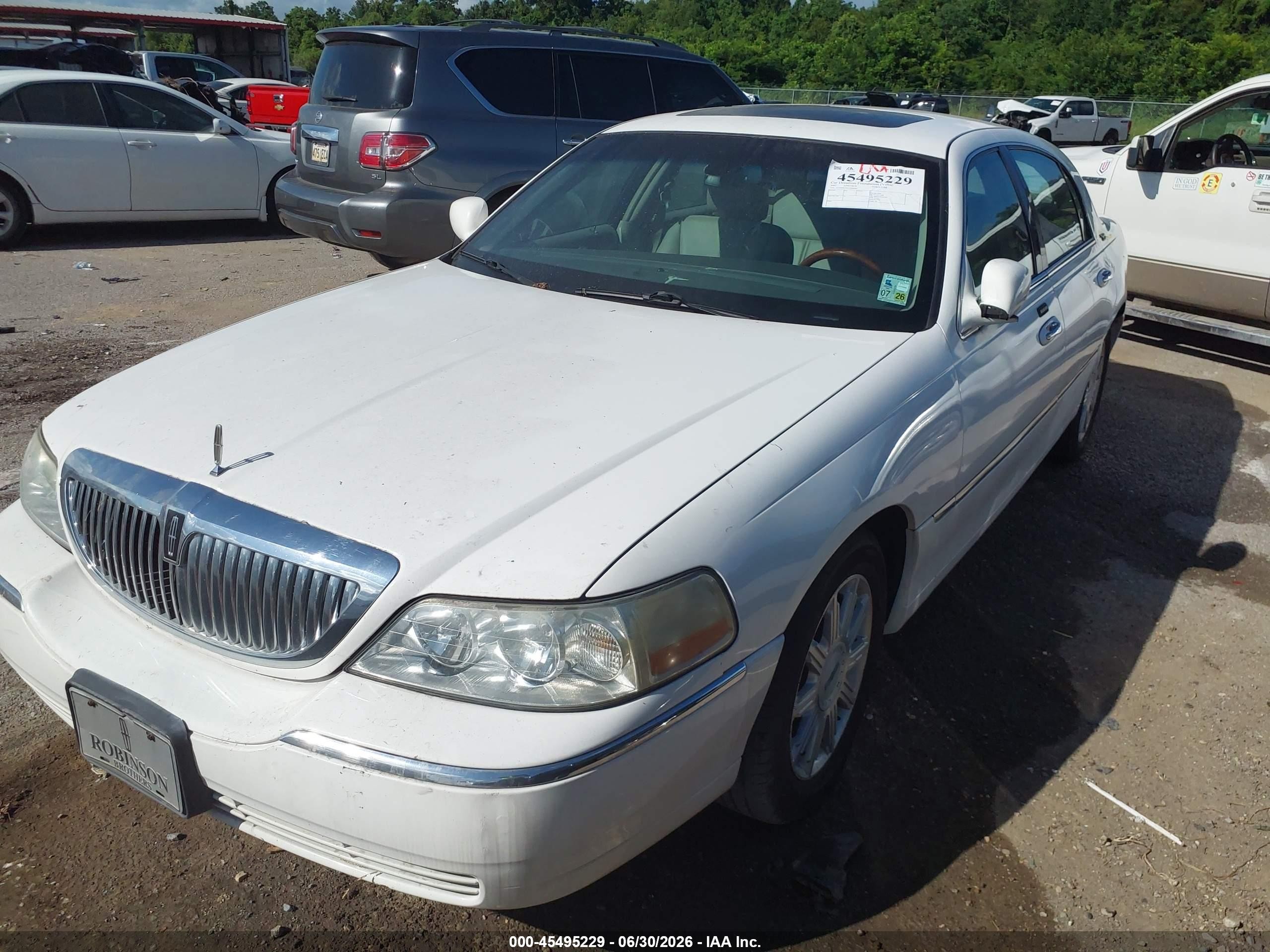 2007 Lincoln Town Car Signature Limited White vin: 1LNHM82W67Y606482