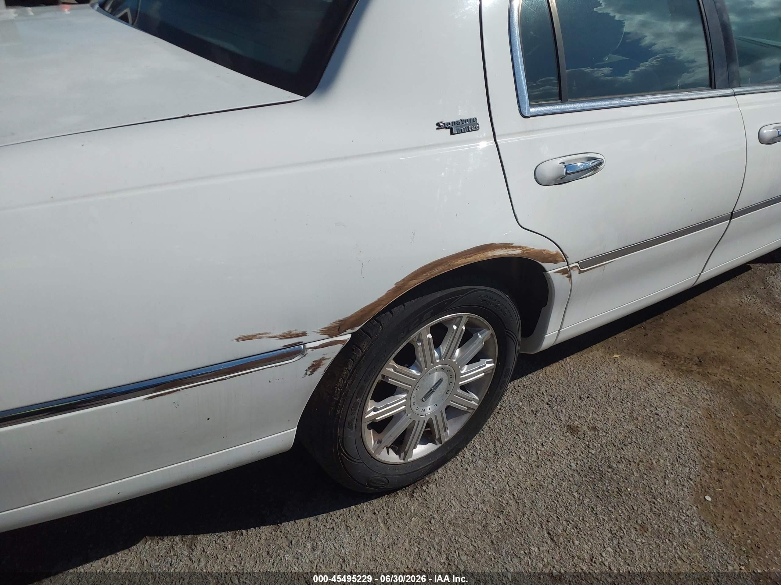 2007 Lincoln Town Car Signature Limited White vin: 1LNHM82W67Y606482