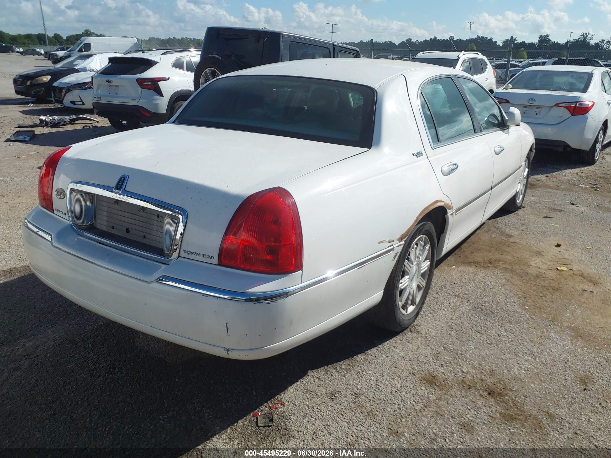 2007 Lincoln Town Car Signature Limited White vin: 1LNHM82W67Y606482
