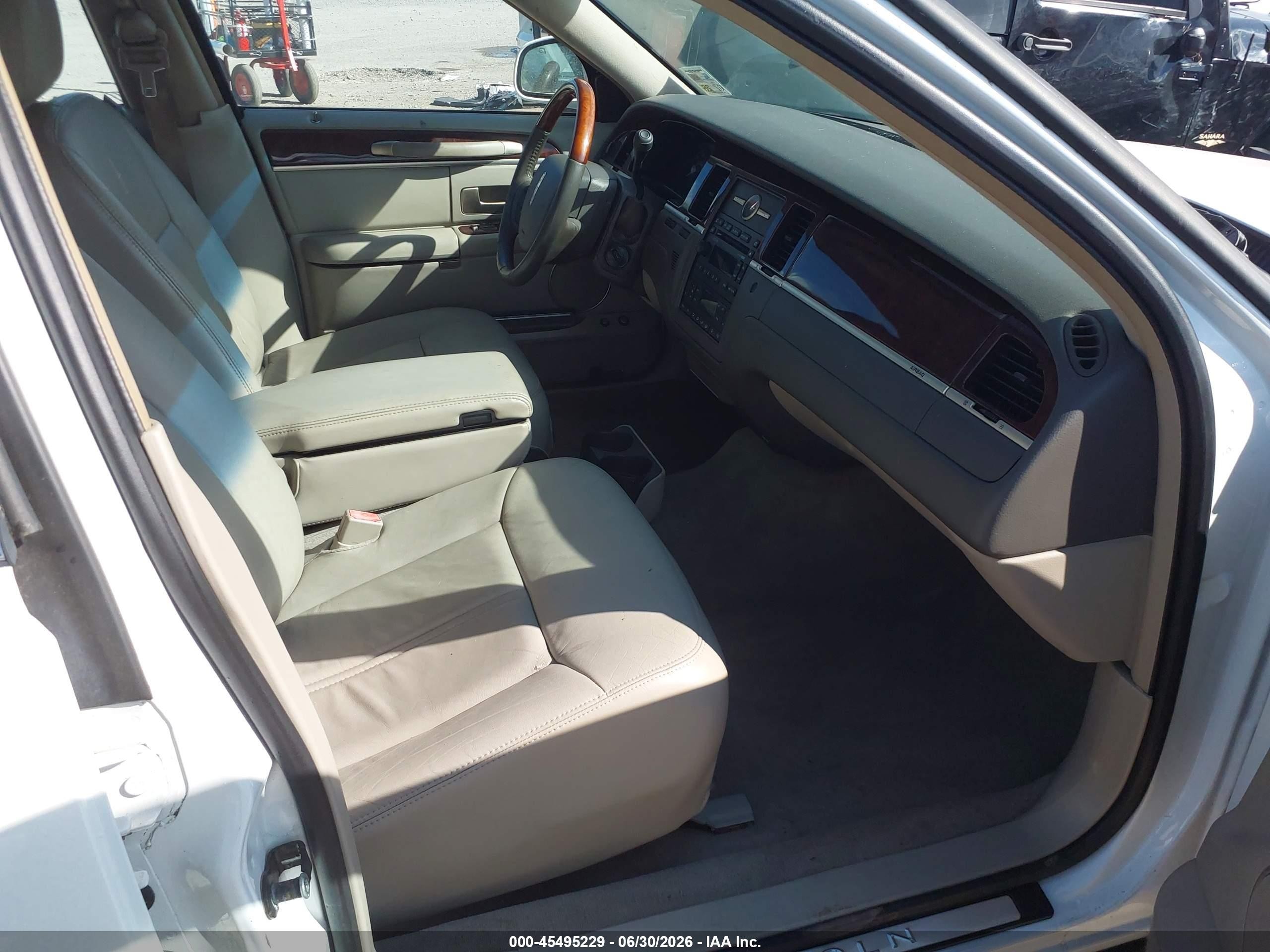 2007 Lincoln Town Car Signature Limited White vin: 1LNHM82W67Y606482