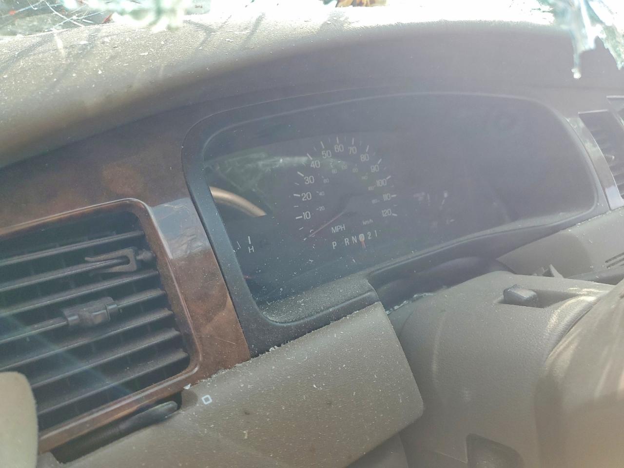1999 Lincoln Town Car Signature Tan vin: 1LNHM82W6XY686222