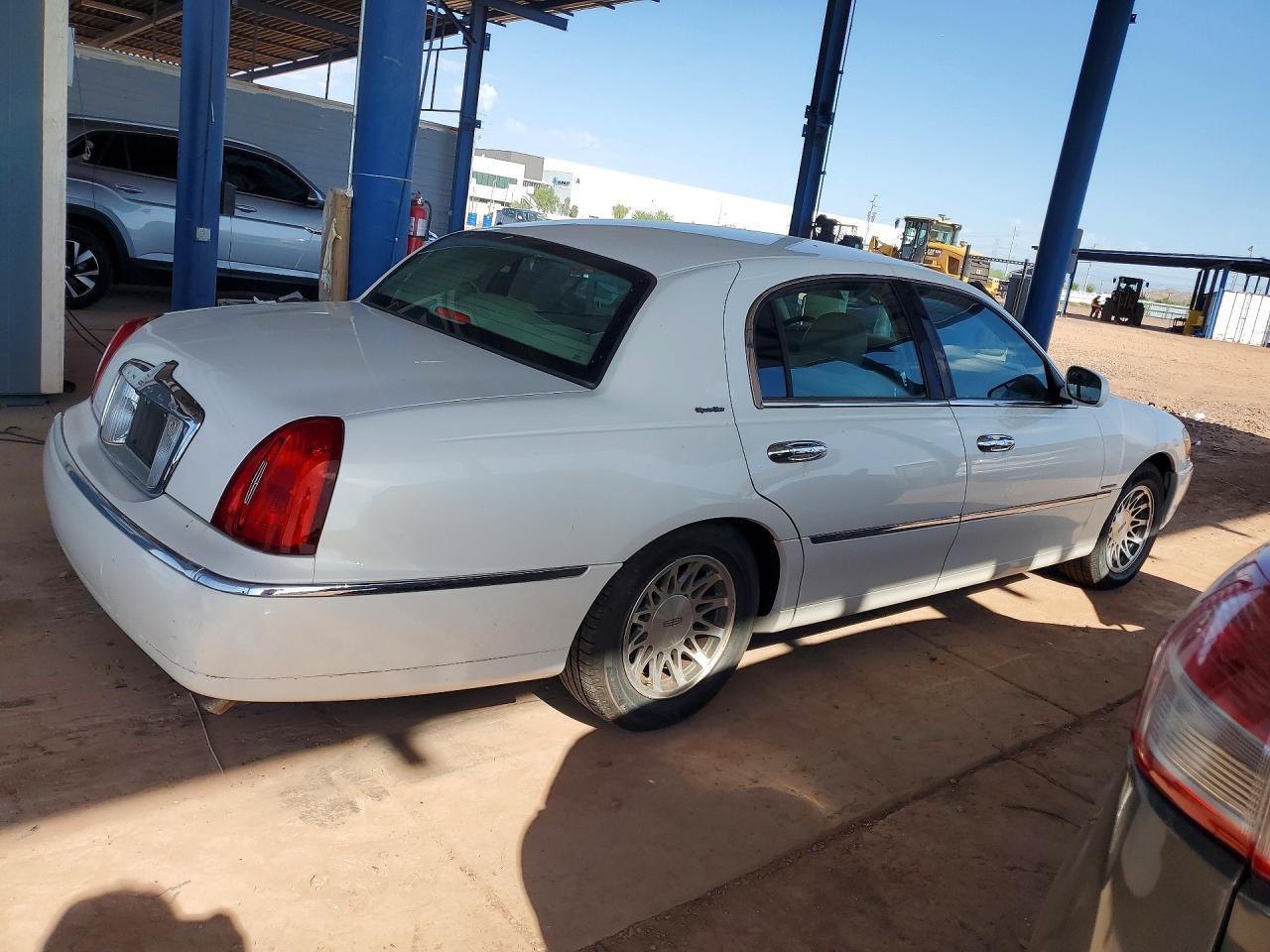 2000 Lincoln Town Car Signature Белый vin: 1LNHM82W6YY902586