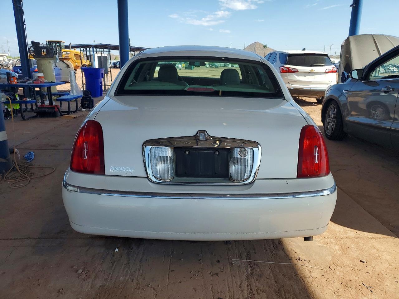2000 Lincoln Town Car Signature Белый vin: 1LNHM82W6YY902586