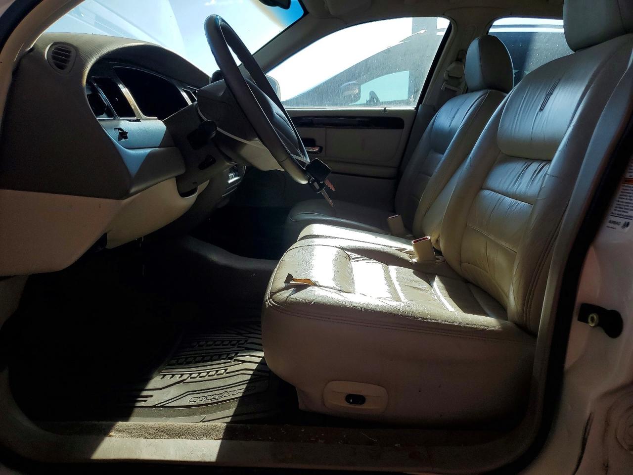 2000 Lincoln Town Car Signature Белый vin: 1LNHM82W6YY902586