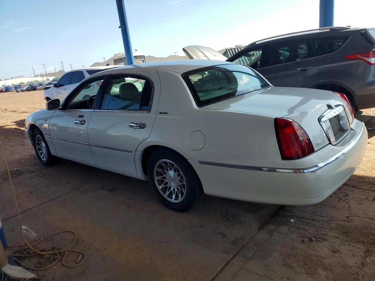 2000 Lincoln Town Car Signature Белый vin: 1LNHM82W6YY902586