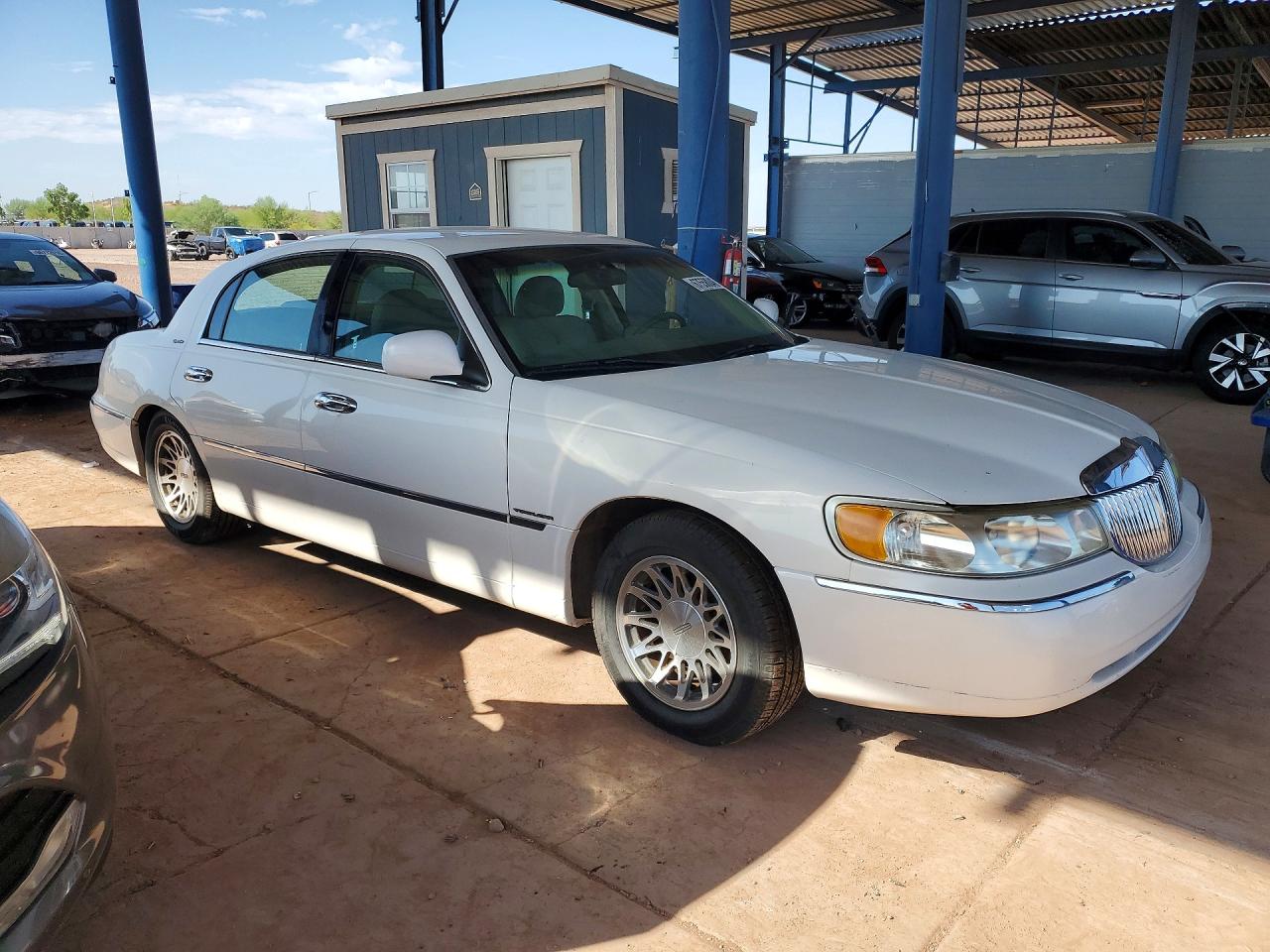 2000 Lincoln Town Car Signature Белый vin: 1LNHM82W6YY902586