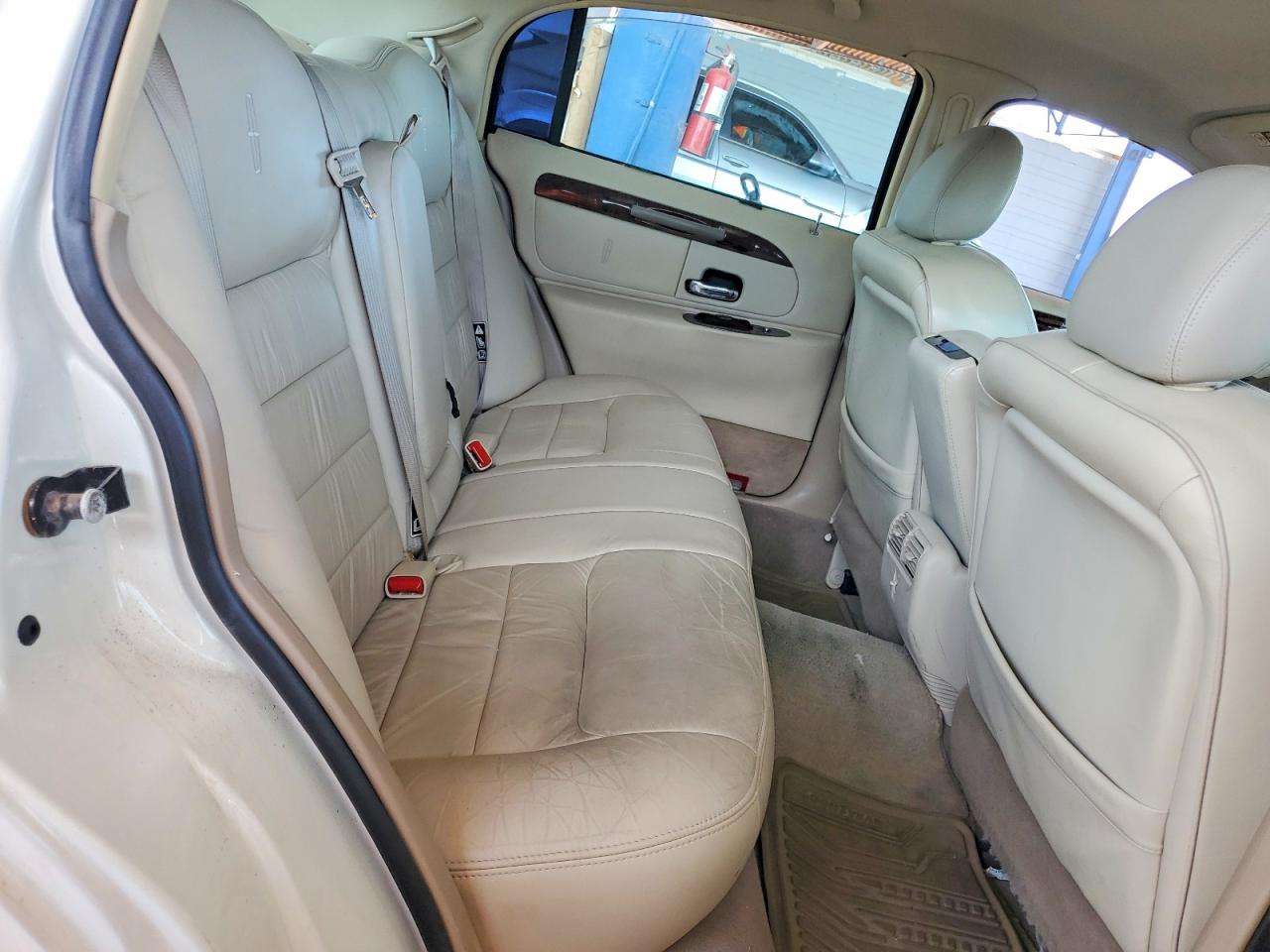 2000 Lincoln Town Car Signature Белый vin: 1LNHM82W6YY902586