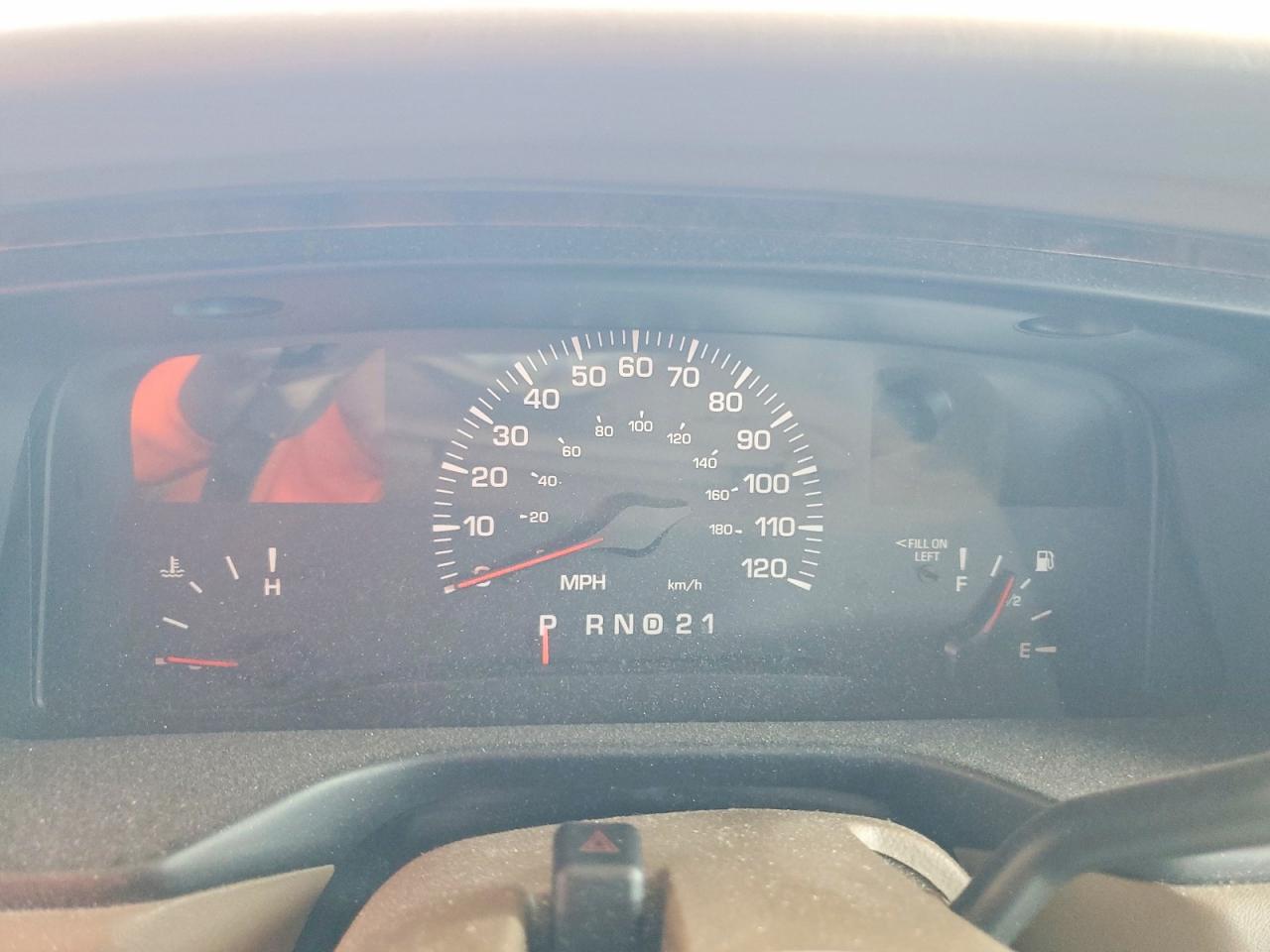2000 Lincoln Town Car Signature Белый vin: 1LNHM82W6YY902586
