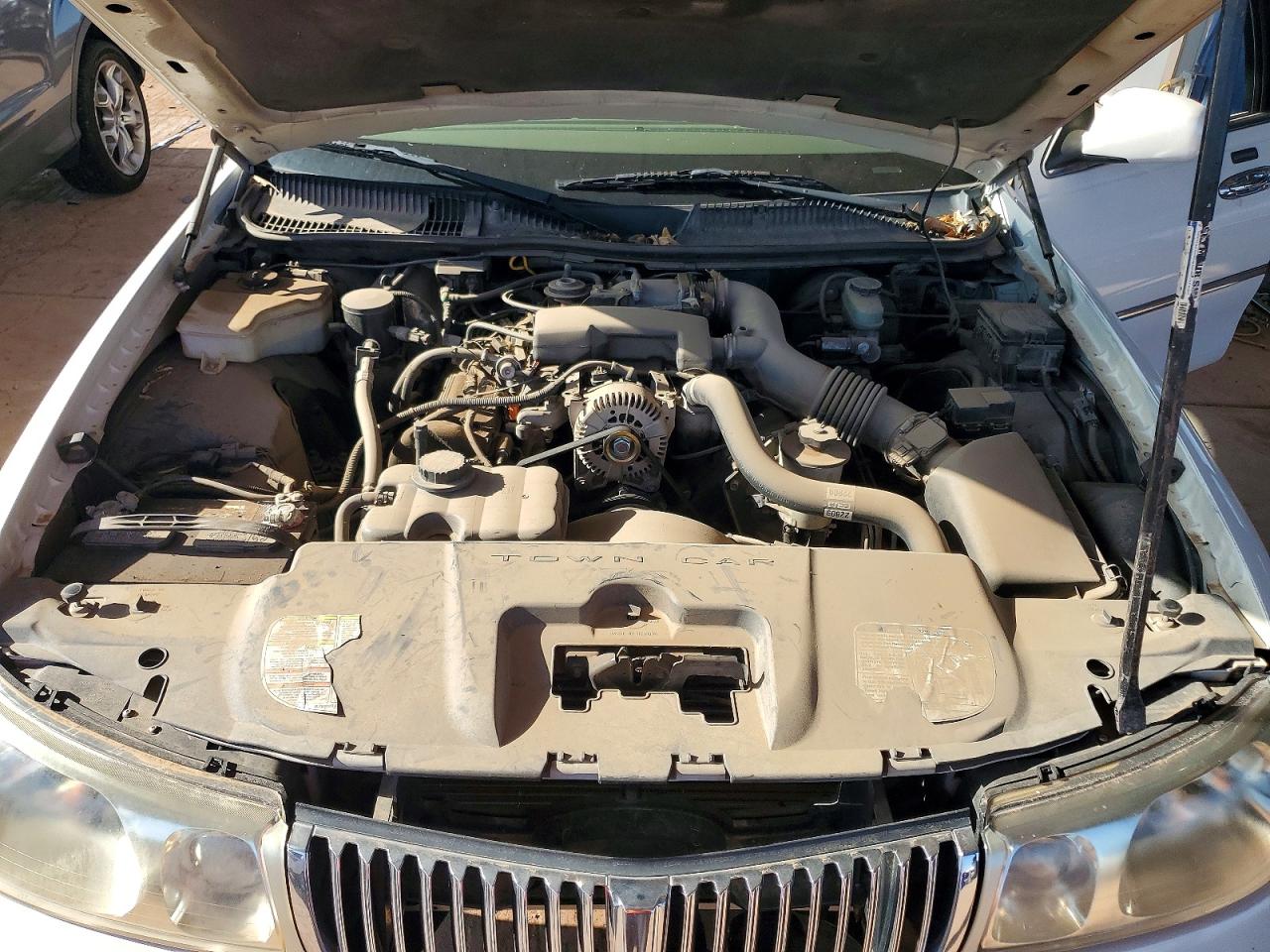 2000 Lincoln Town Car Signature Белый vin: 1LNHM82W6YY902586