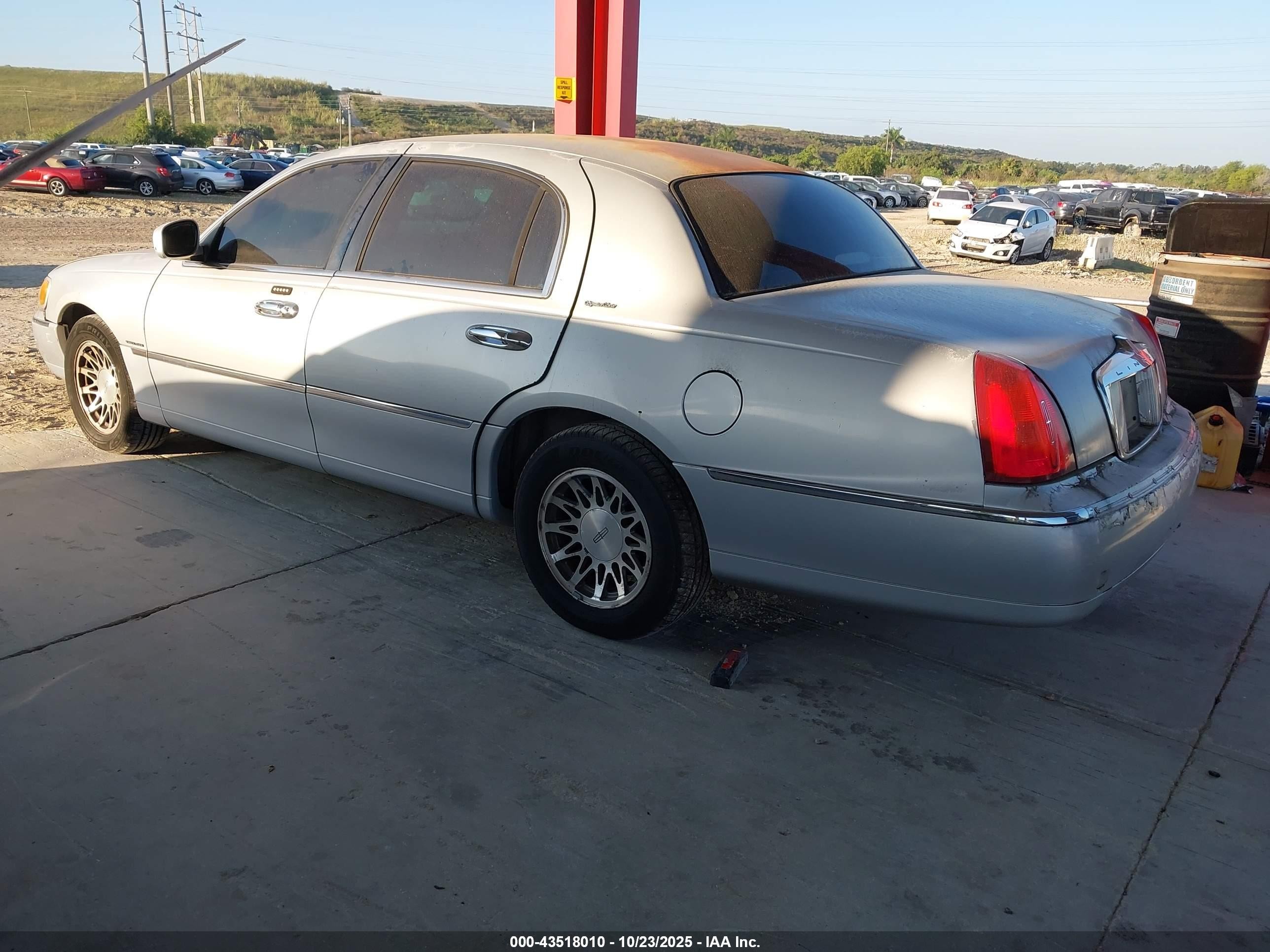 2001 Lincoln Town Car Signature Silver vin: 1LNHM82W71Y630720