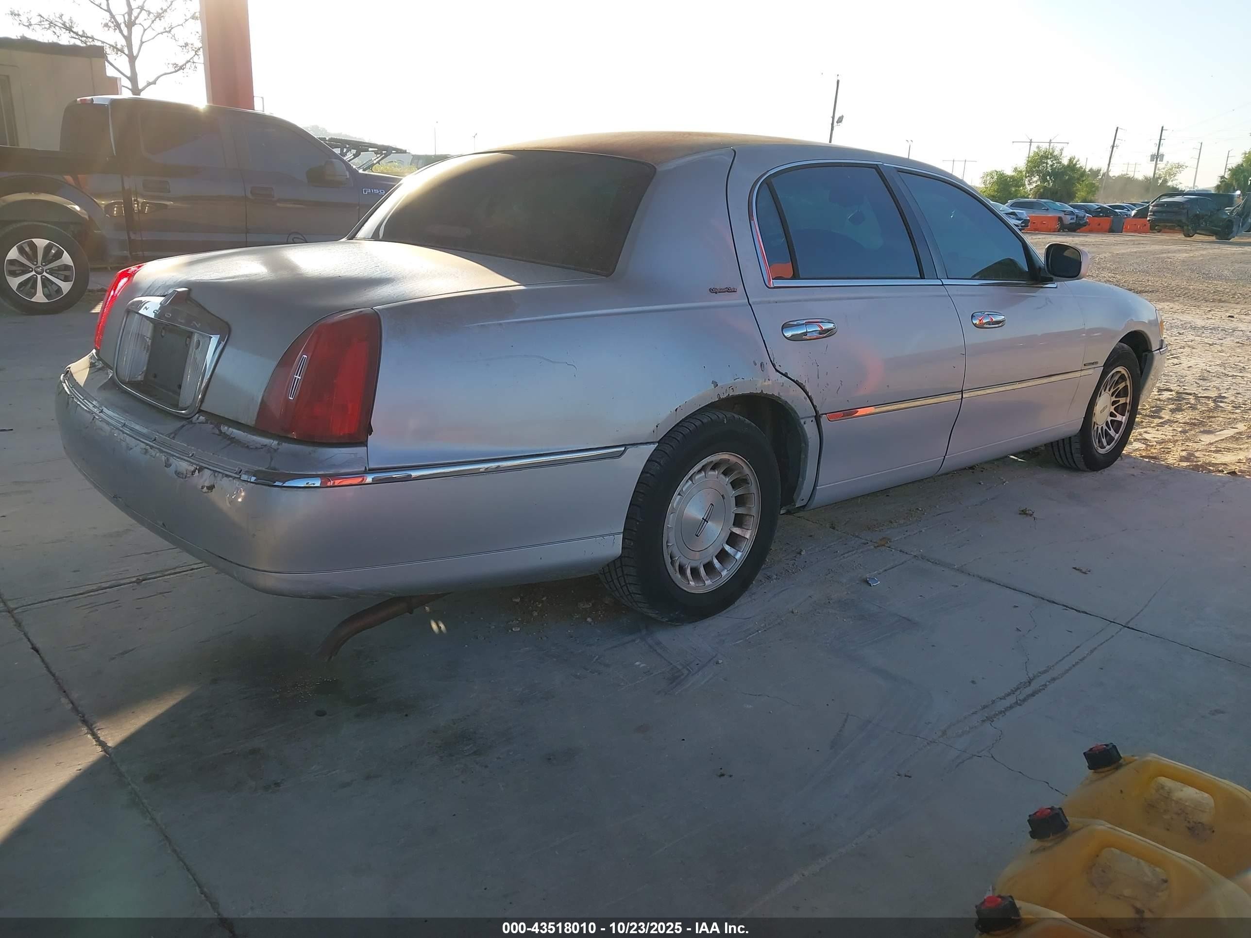 2001 Lincoln Town Car Signature Silver vin: 1LNHM82W71Y630720