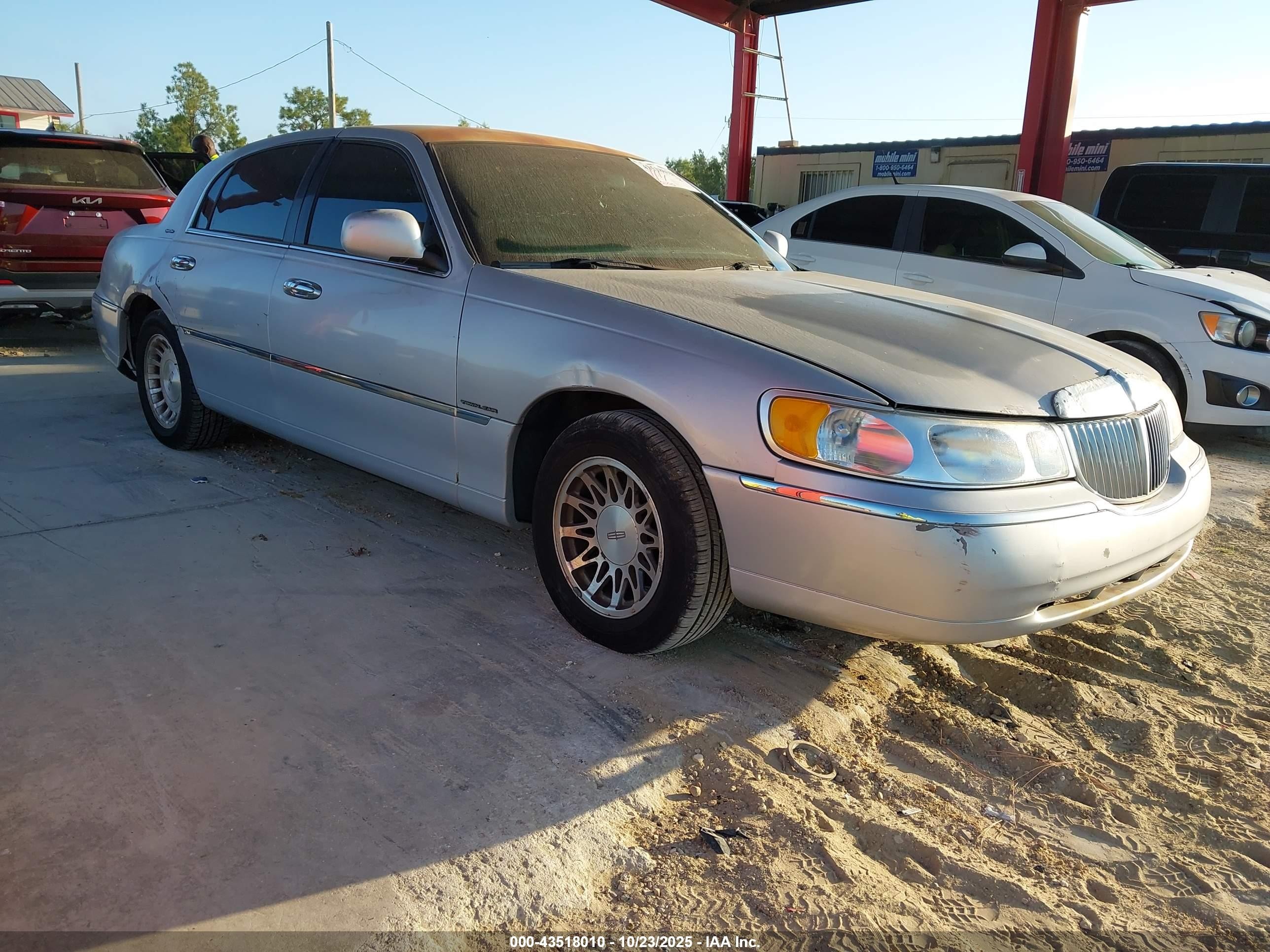 2001 Lincoln Town Car Signature Silver vin: 1LNHM82W71Y630720