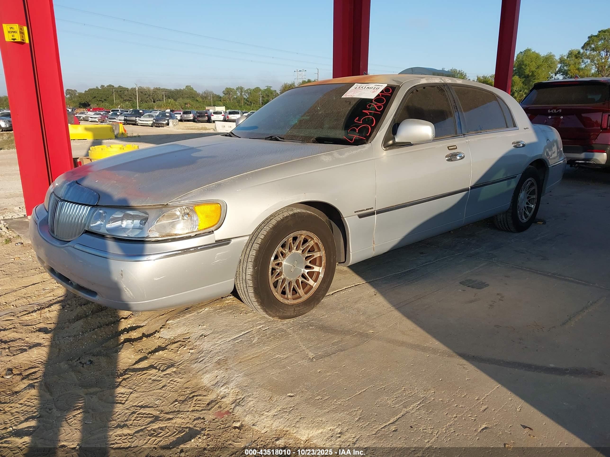 2001 Lincoln Town Car Signature Silver vin: 1LNHM82W71Y630720