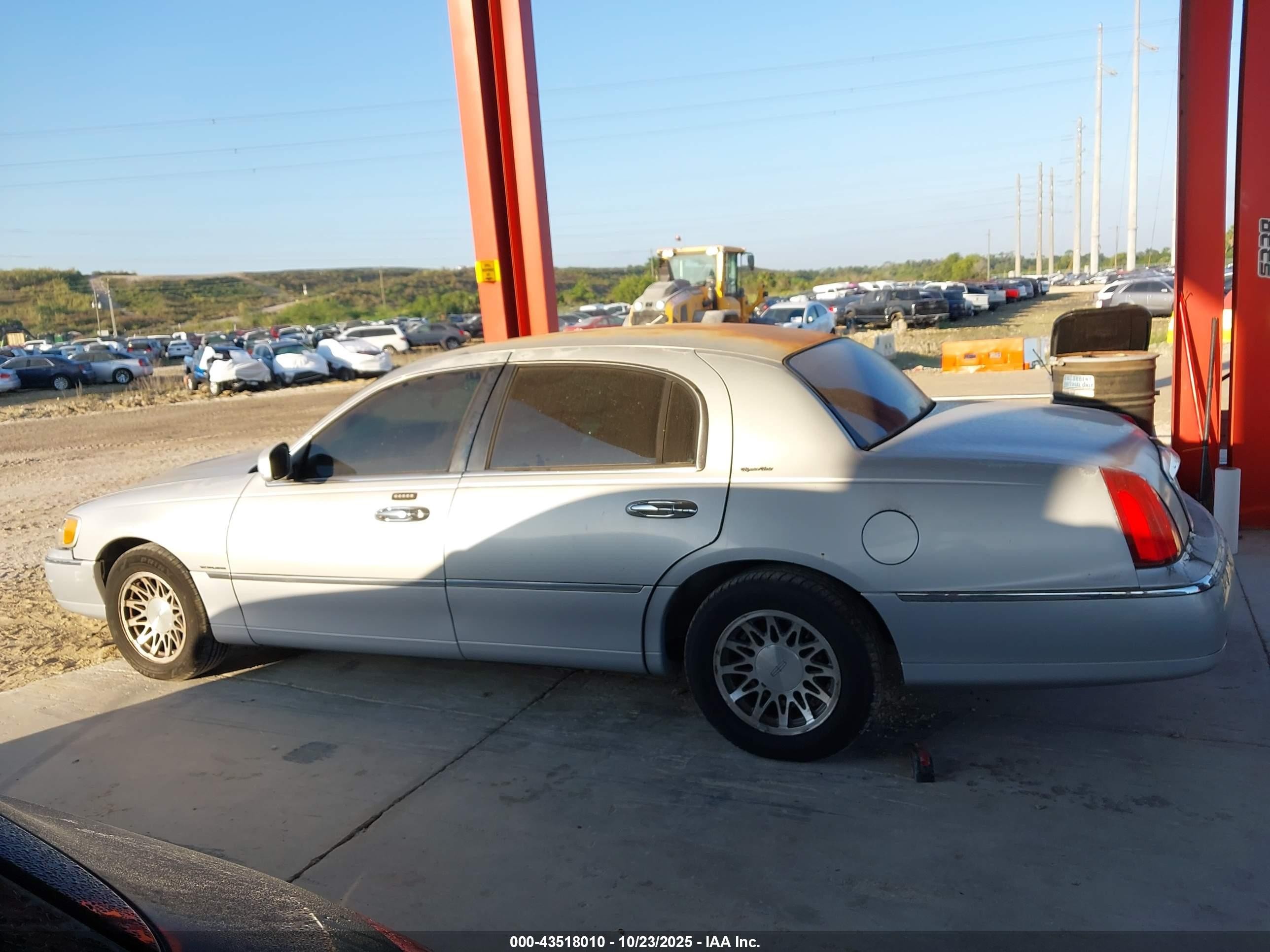 2001 Lincoln Town Car Signature Silver vin: 1LNHM82W71Y630720