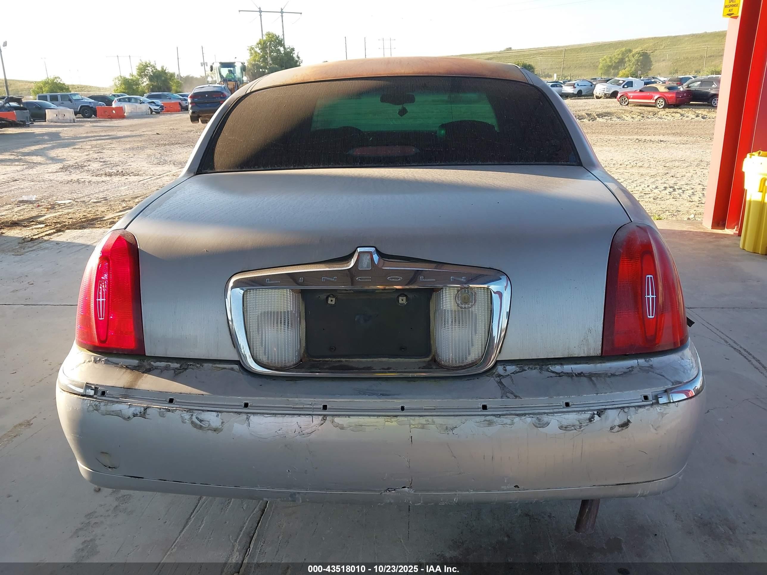 2001 Lincoln Town Car Signature Silver vin: 1LNHM82W71Y630720