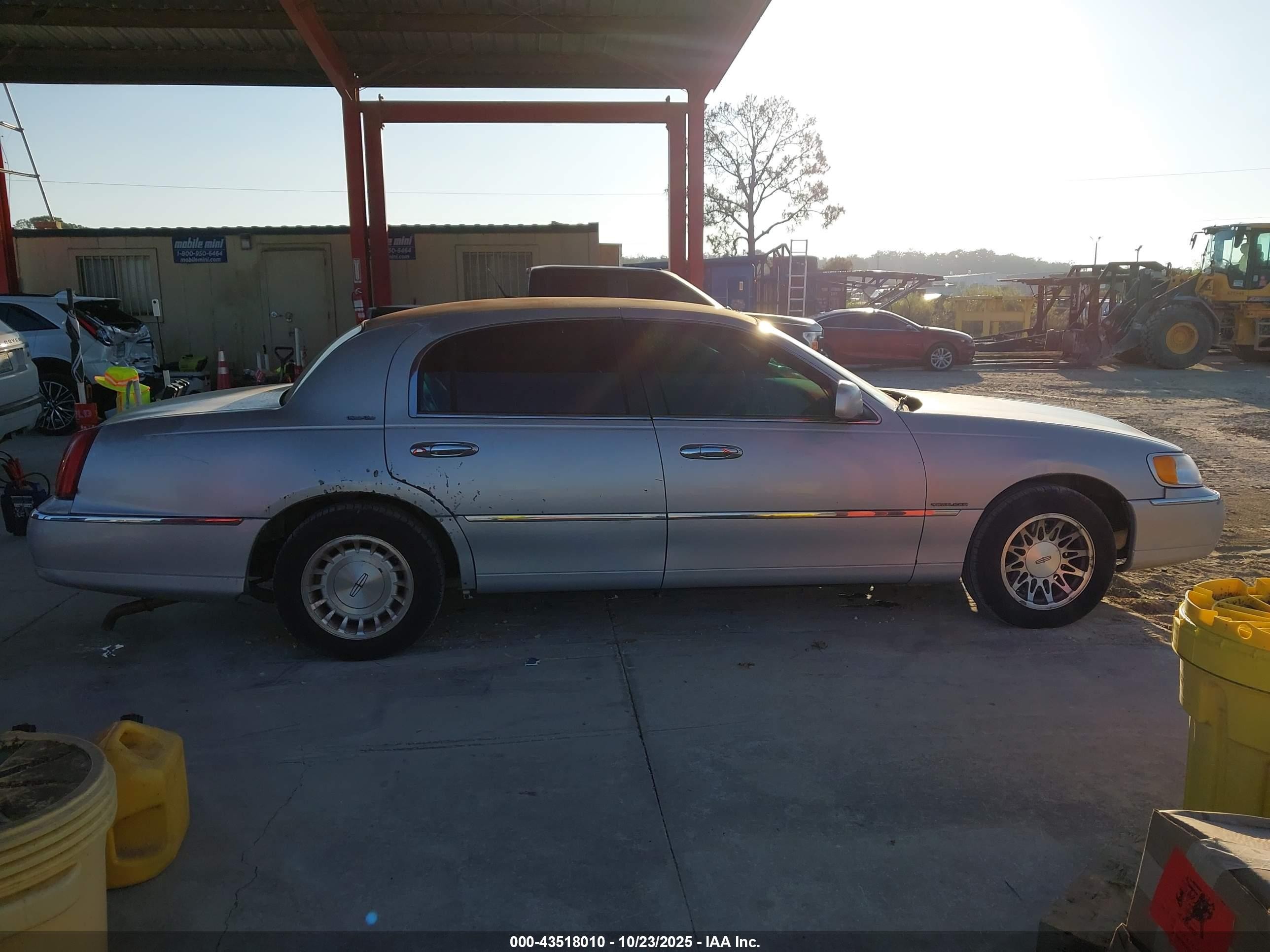 2001 Lincoln Town Car Signature Silver vin: 1LNHM82W71Y630720