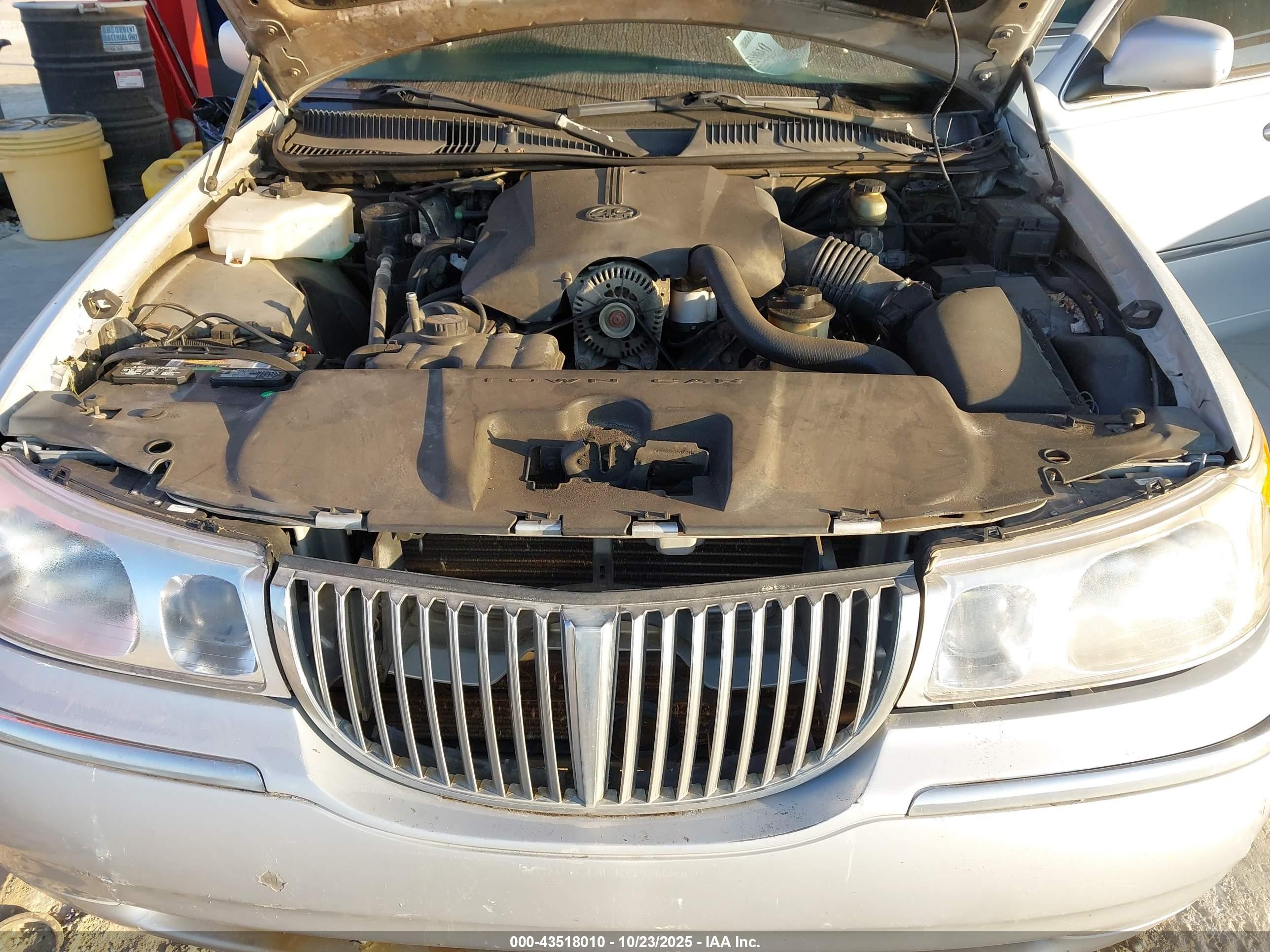 2001 Lincoln Town Car Signature Silver vin: 1LNHM82W71Y630720