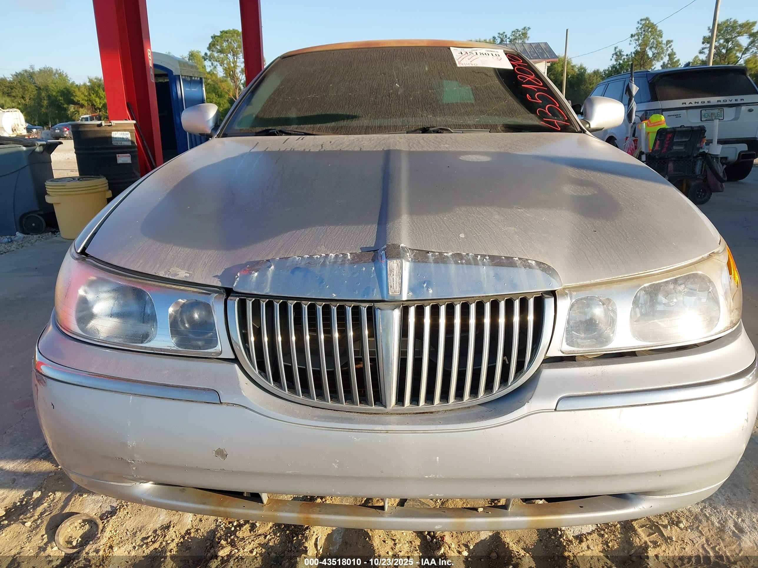 2001 Lincoln Town Car Signature Silver vin: 1LNHM82W71Y630720