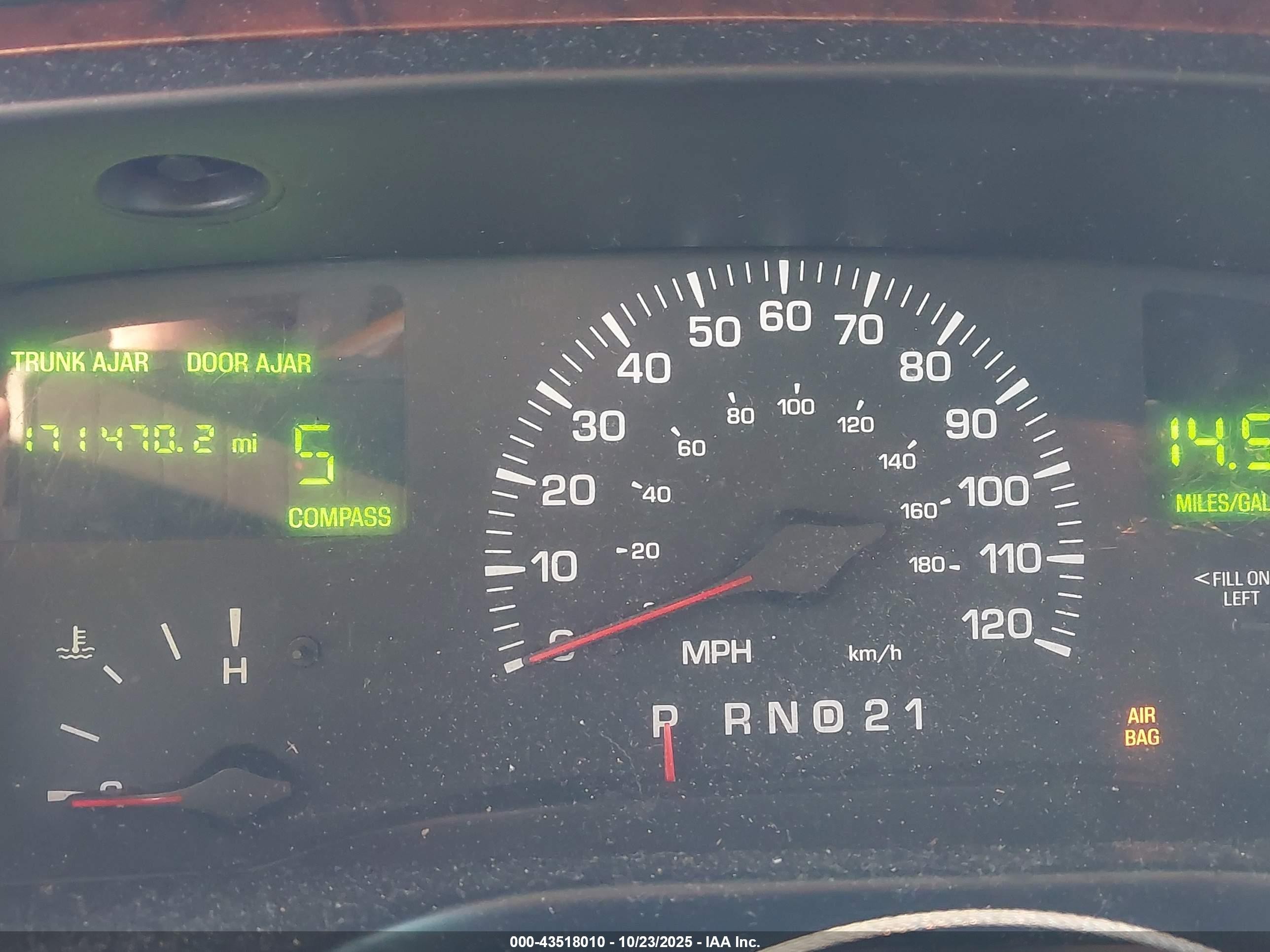 2001 Lincoln Town Car Signature Silver vin: 1LNHM82W71Y630720