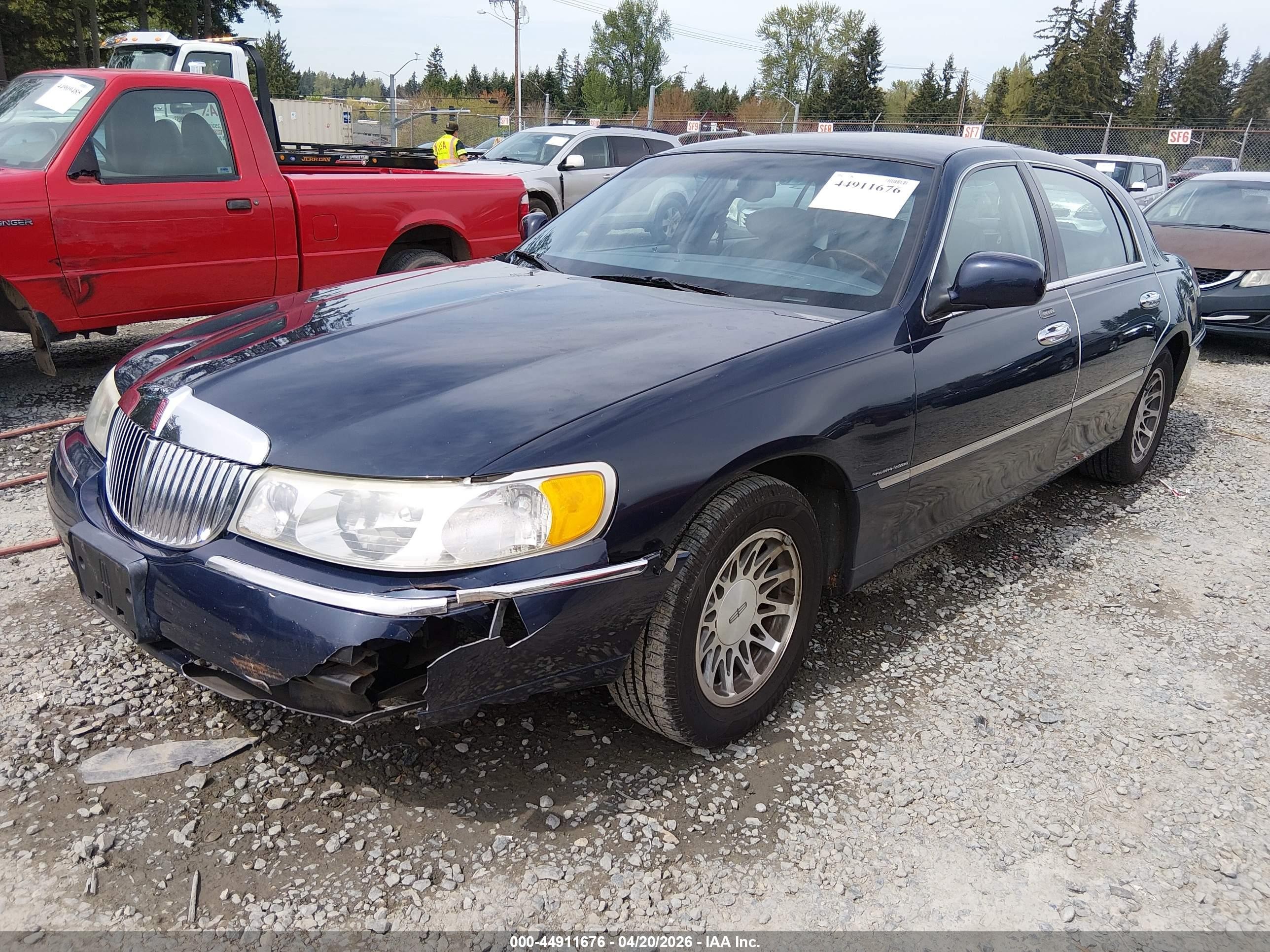2001 Lincoln Town Car Signature Dark Blue vin: 1LNHM82W71Y738206