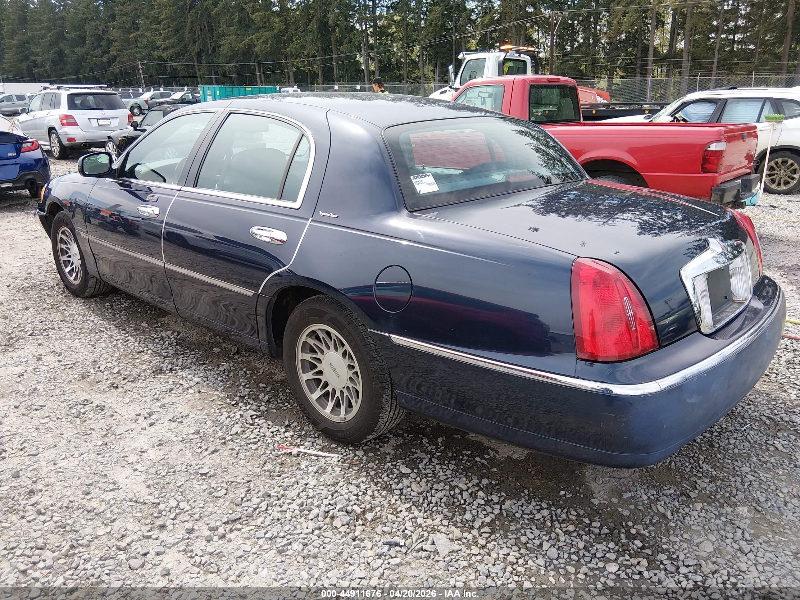 2001 Lincoln Town Car Signature Dark Blue vin: 1LNHM82W71Y738206
