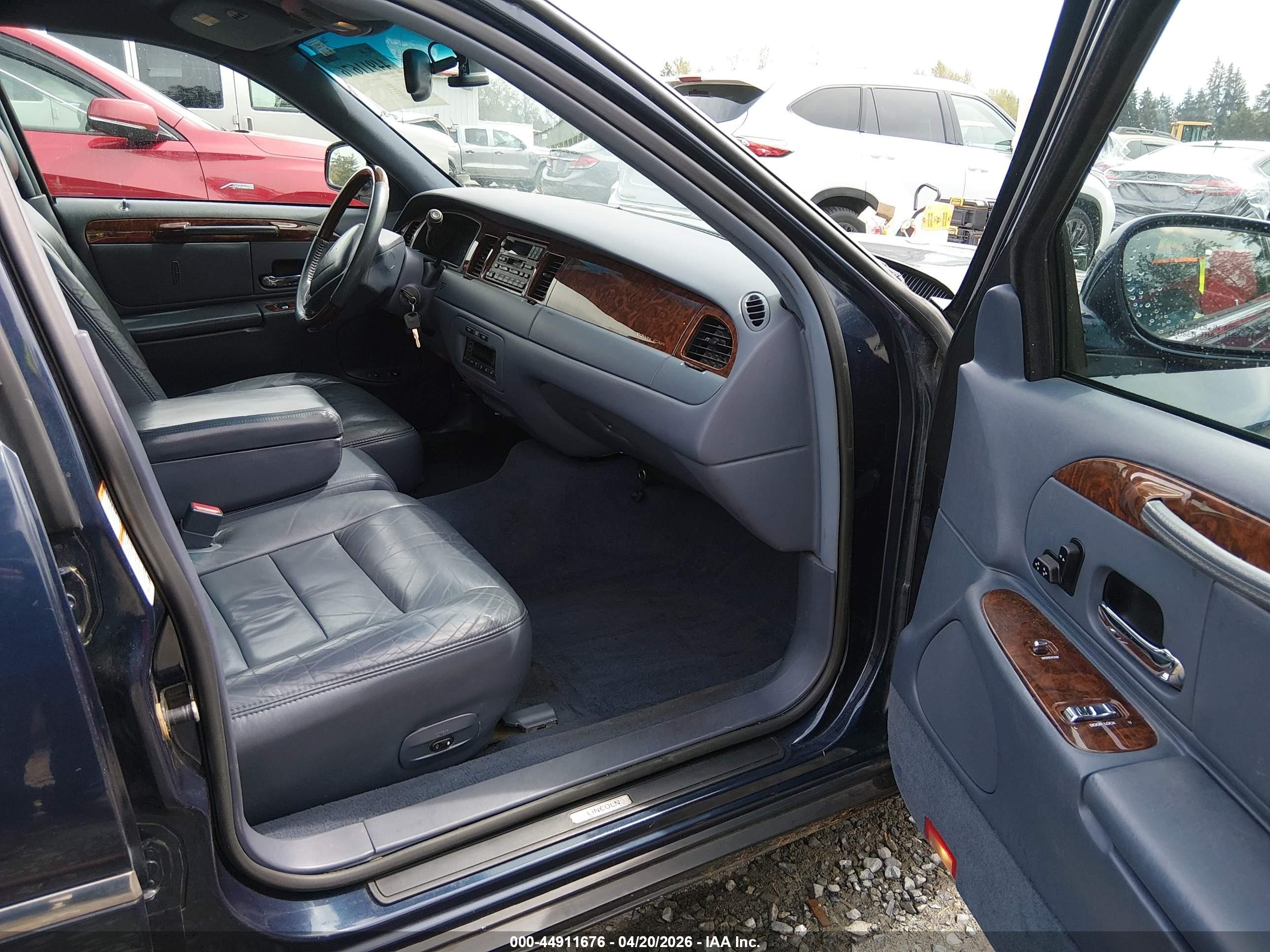 2001 Lincoln Town Car Signature Dark Blue vin: 1LNHM82W71Y738206