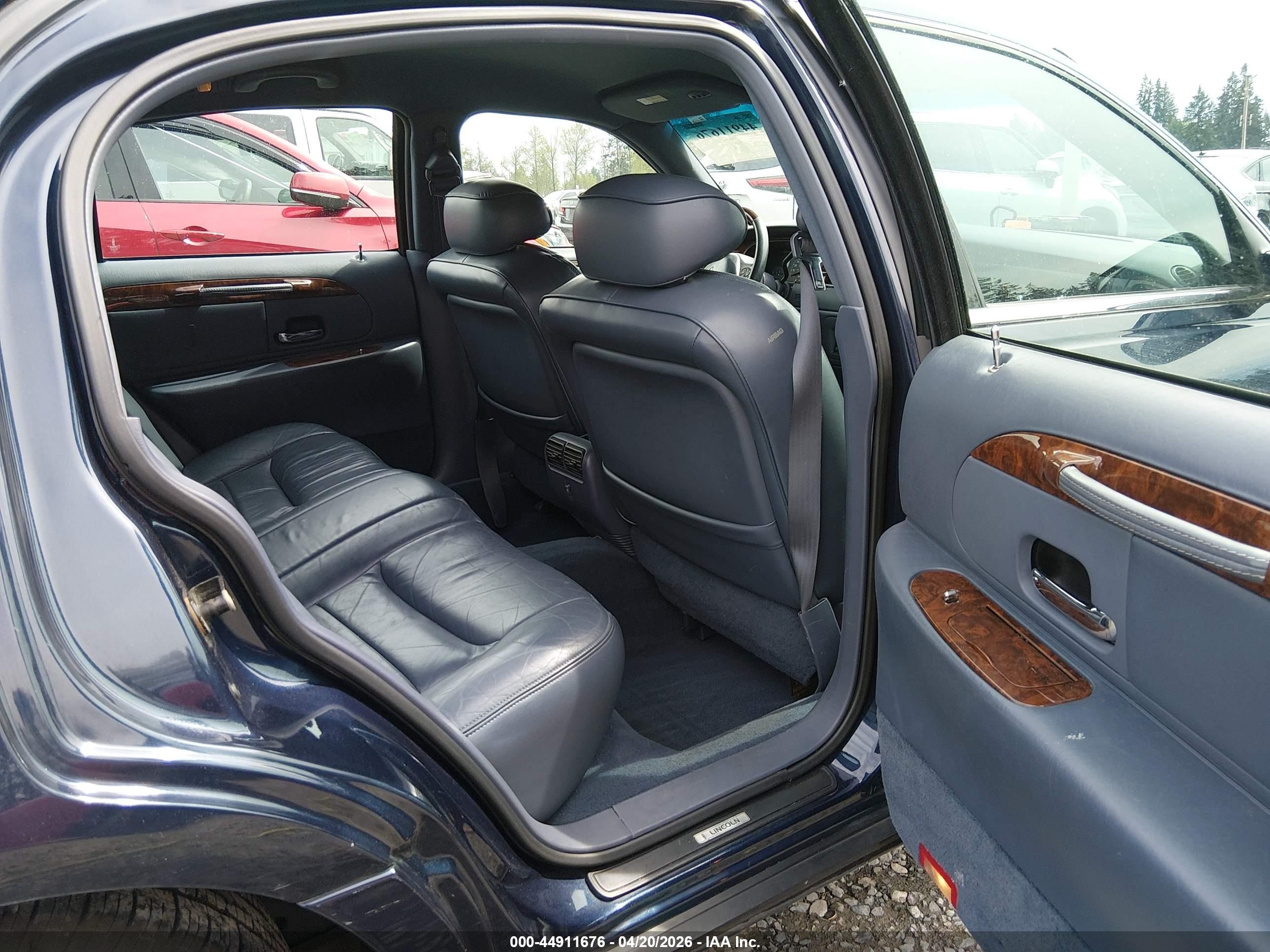 2001 Lincoln Town Car Signature Dark Blue vin: 1LNHM82W71Y738206