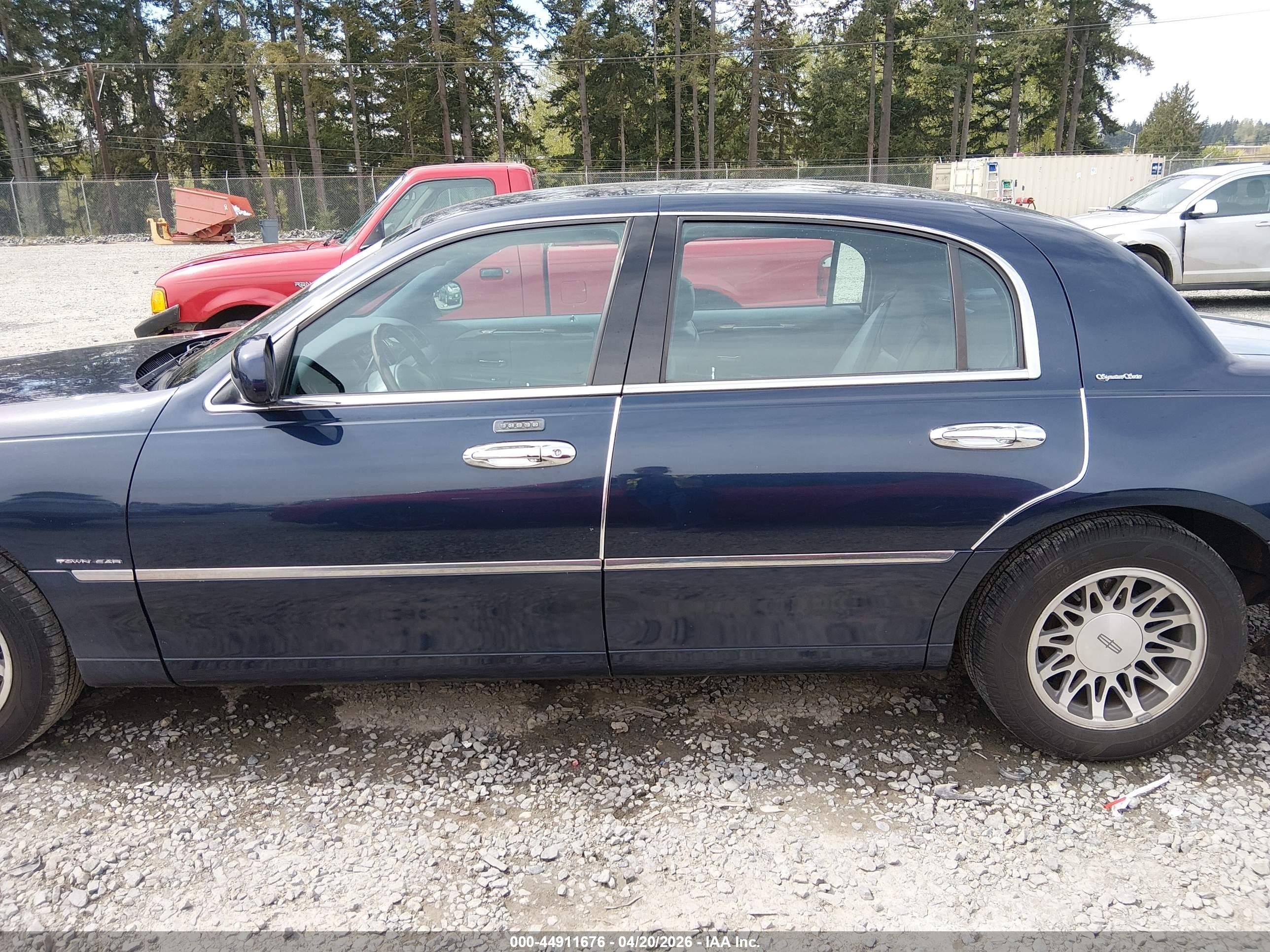 2001 Lincoln Town Car Signature Dark Blue vin: 1LNHM82W71Y738206