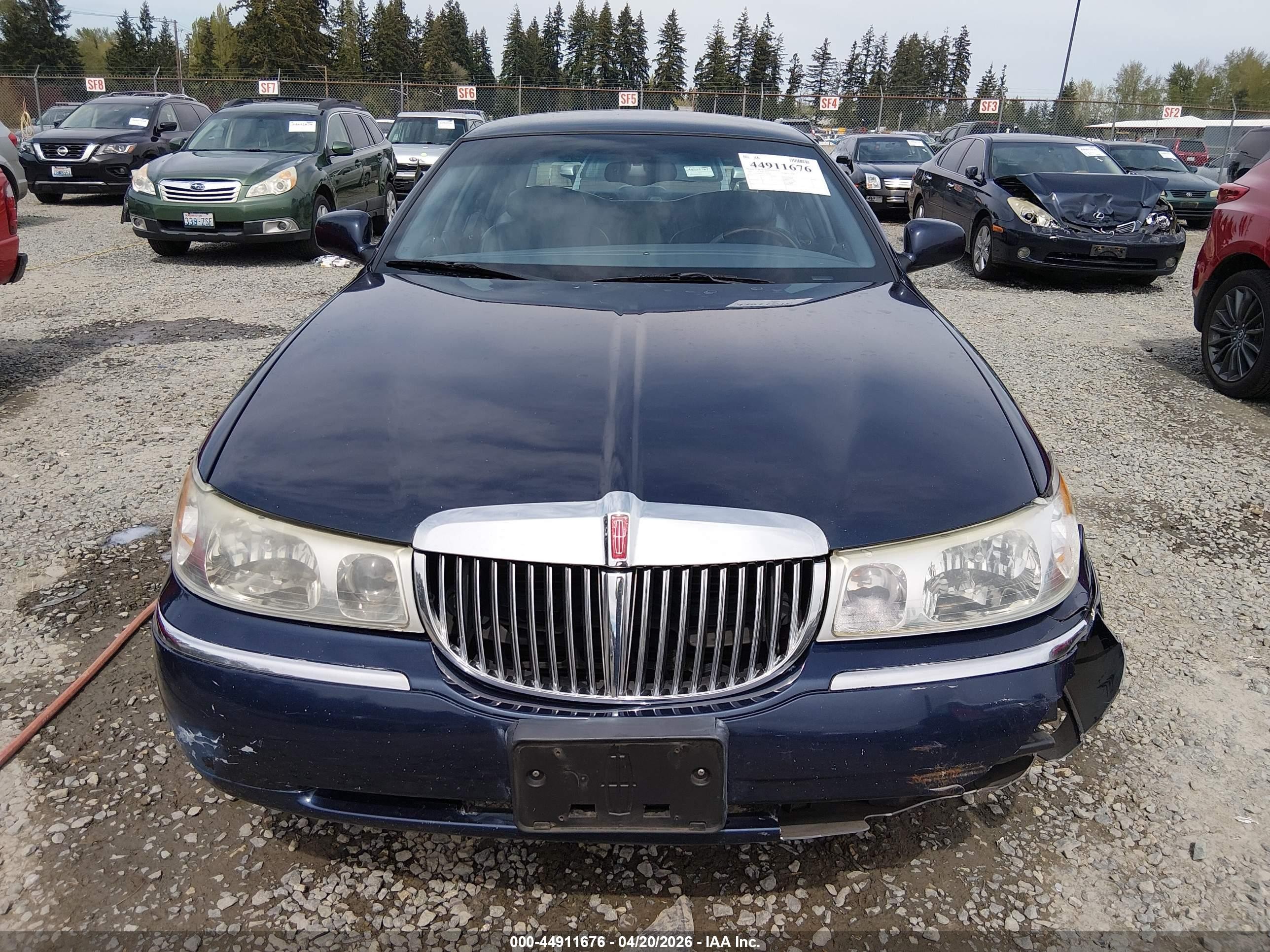 2001 Lincoln Town Car Signature Dark Blue vin: 1LNHM82W71Y738206