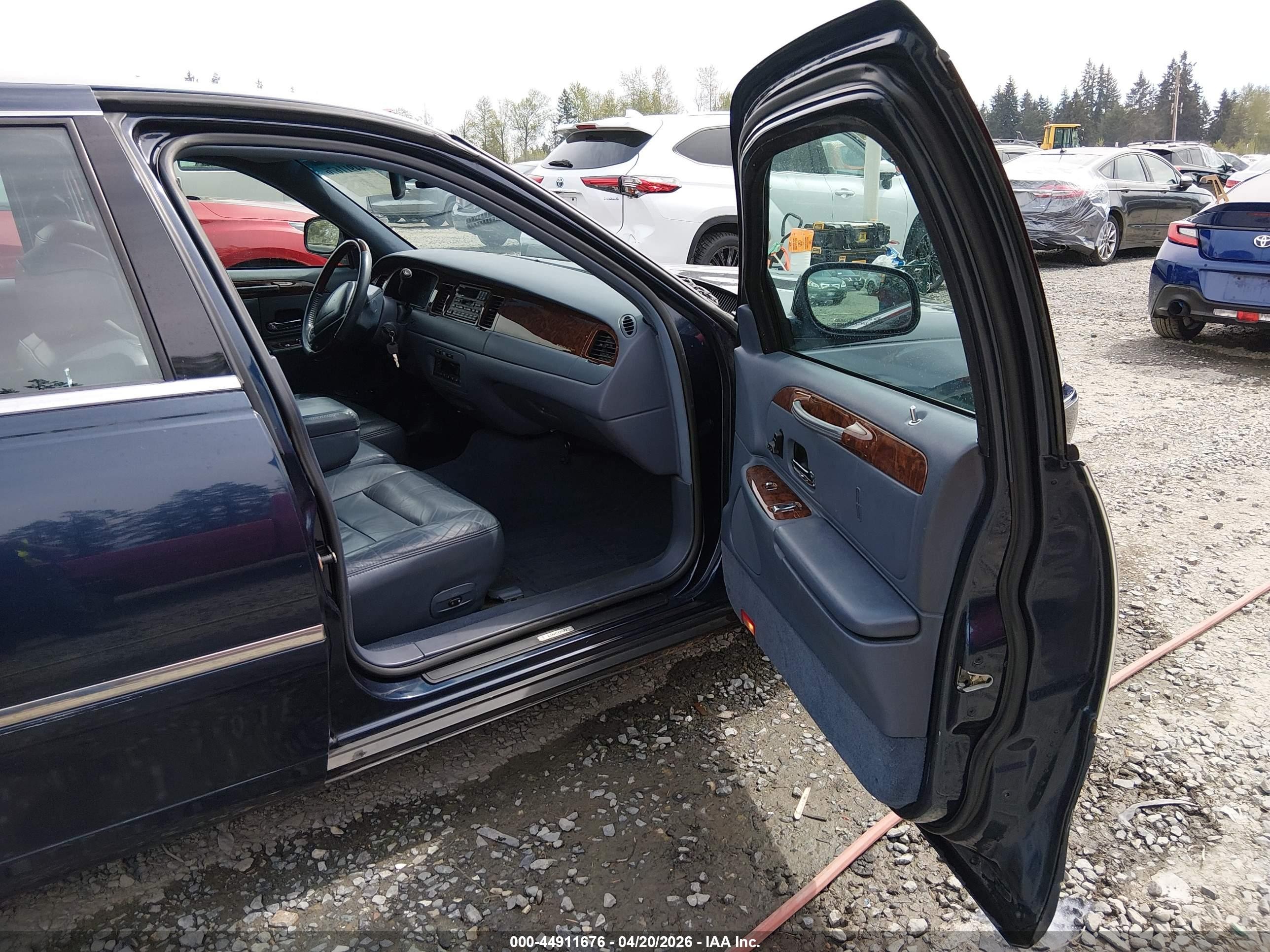 2001 Lincoln Town Car Signature Dark Blue vin: 1LNHM82W71Y738206