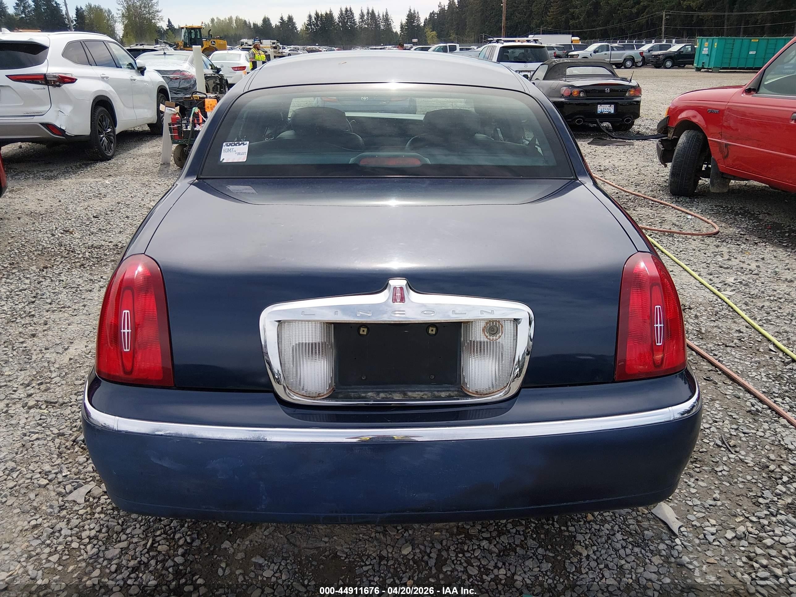 2001 Lincoln Town Car Signature Dark Blue vin: 1LNHM82W71Y738206