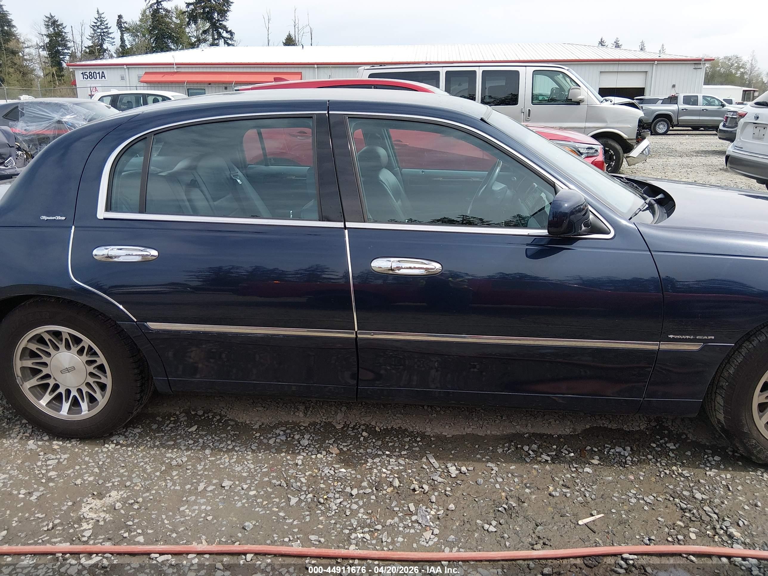 2001 Lincoln Town Car Signature Dark Blue vin: 1LNHM82W71Y738206