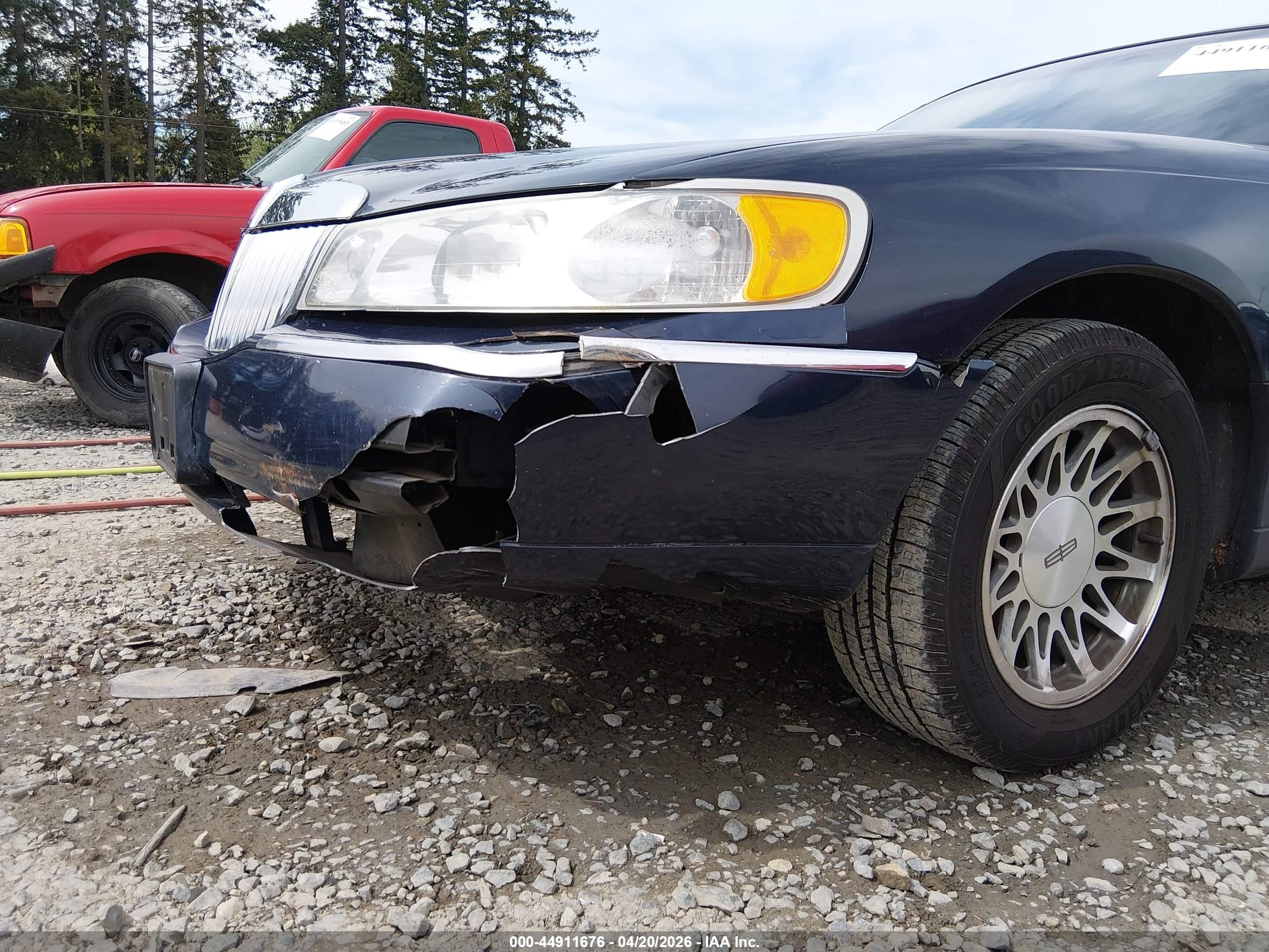 2001 Lincoln Town Car Signature Dark Blue vin: 1LNHM82W71Y738206