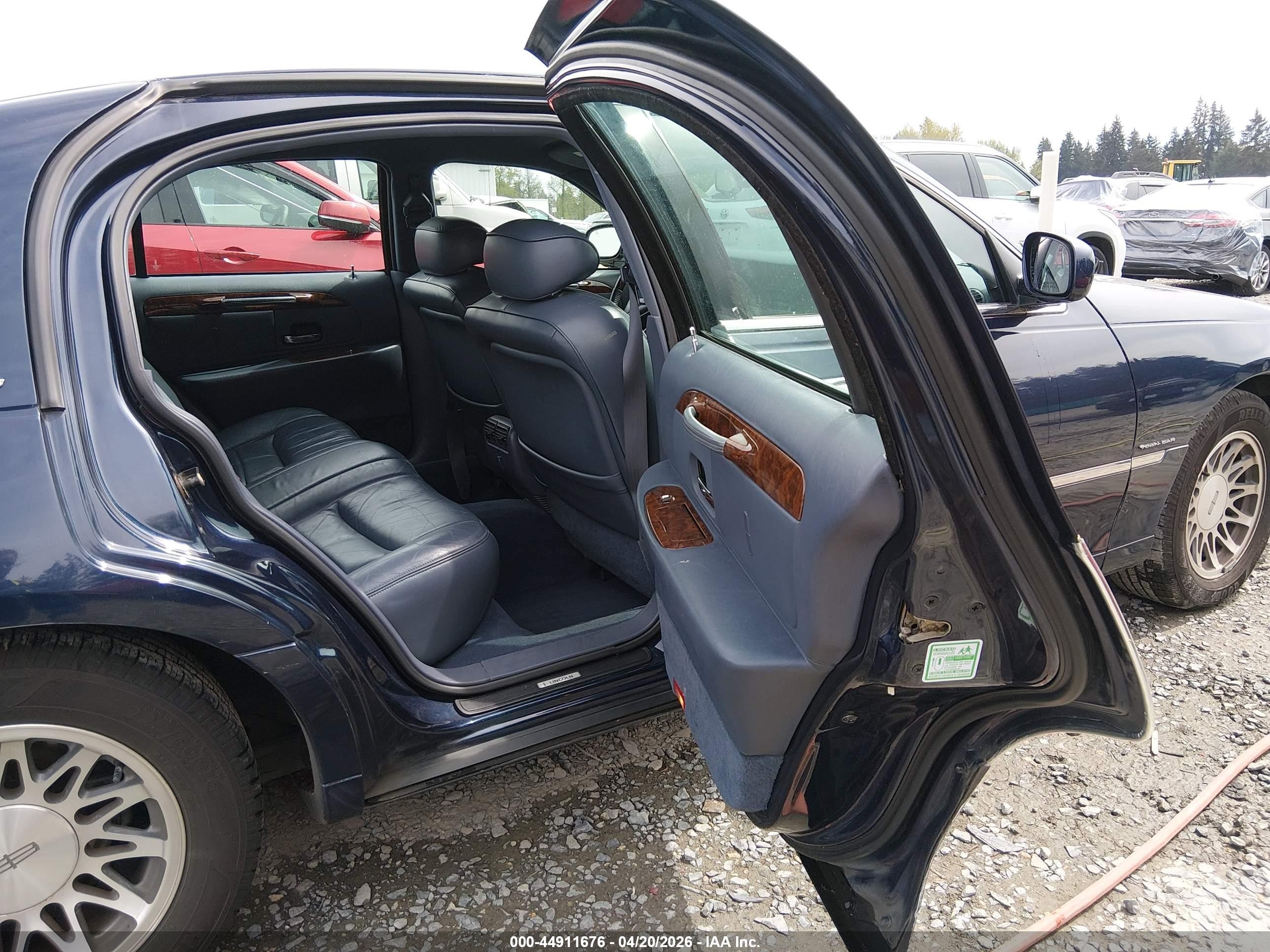 2001 Lincoln Town Car Signature Dark Blue vin: 1LNHM82W71Y738206