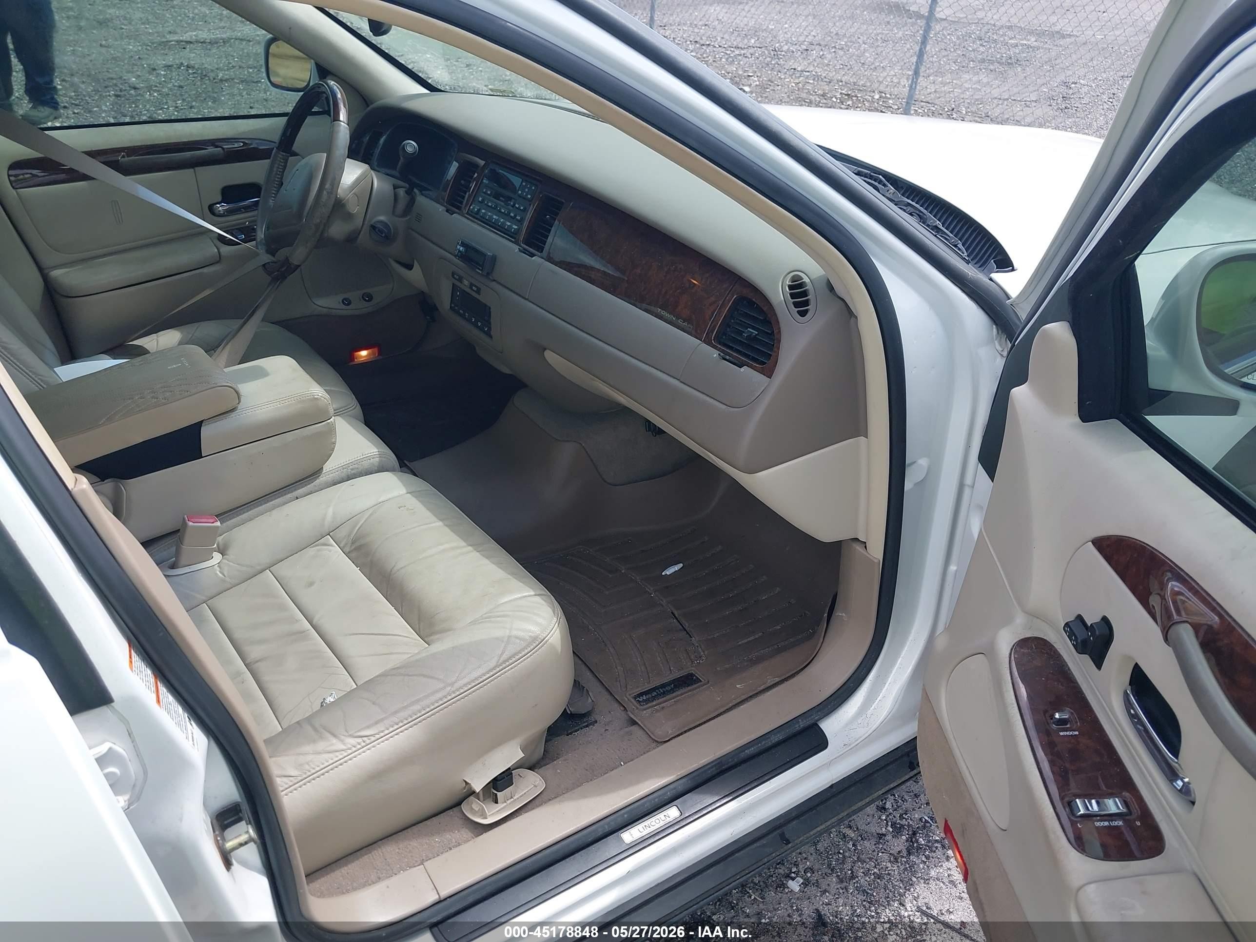 2002 Lincoln Town Car Signature White vin: 1LNHM82W72Y626314