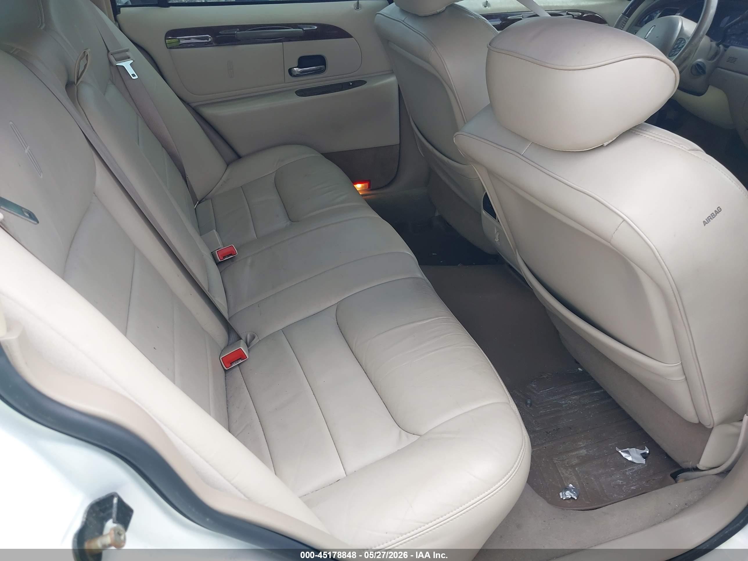 2002 Lincoln Town Car Signature White vin: 1LNHM82W72Y626314