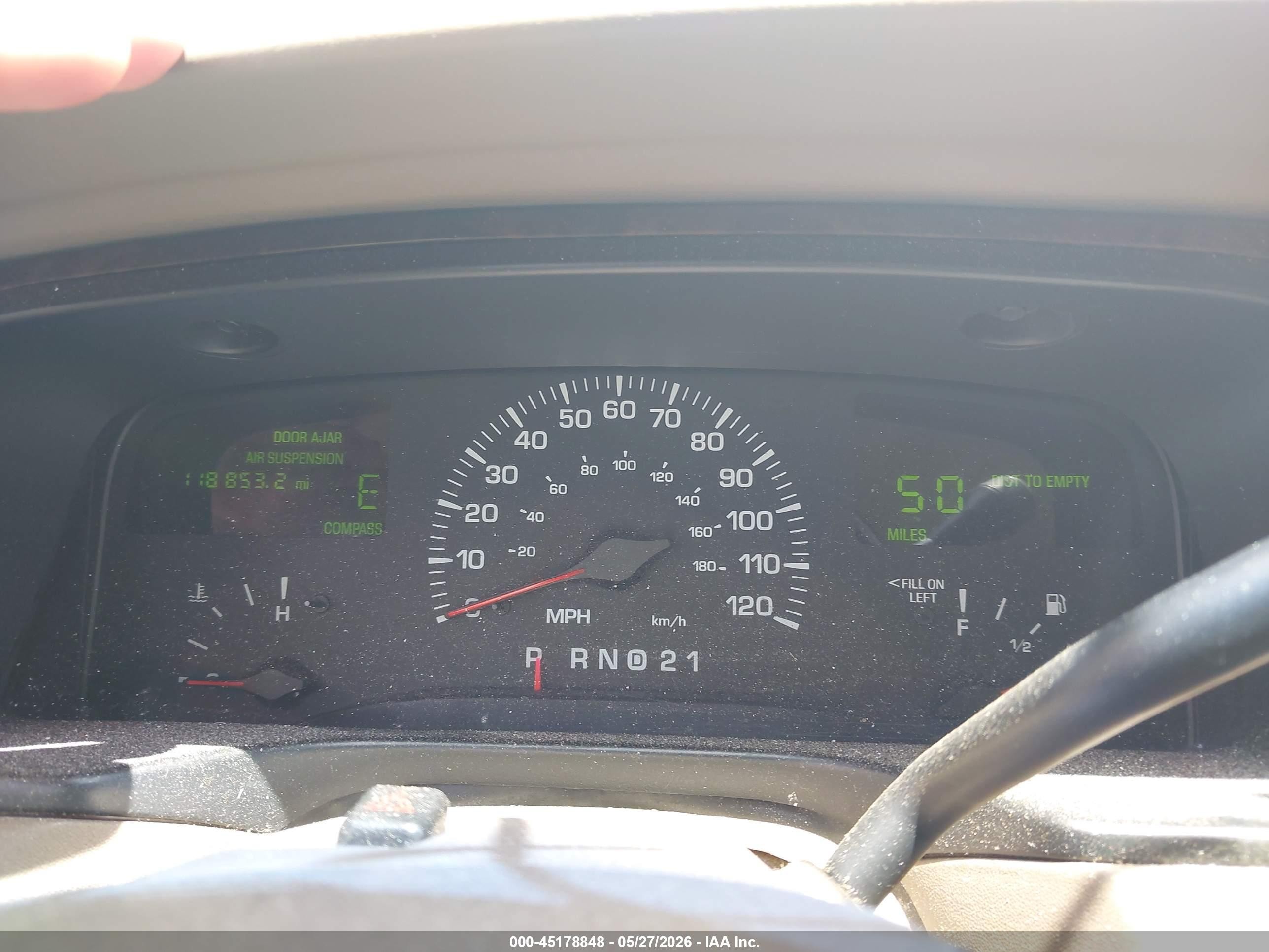 2002 Lincoln Town Car Signature White vin: 1LNHM82W72Y626314