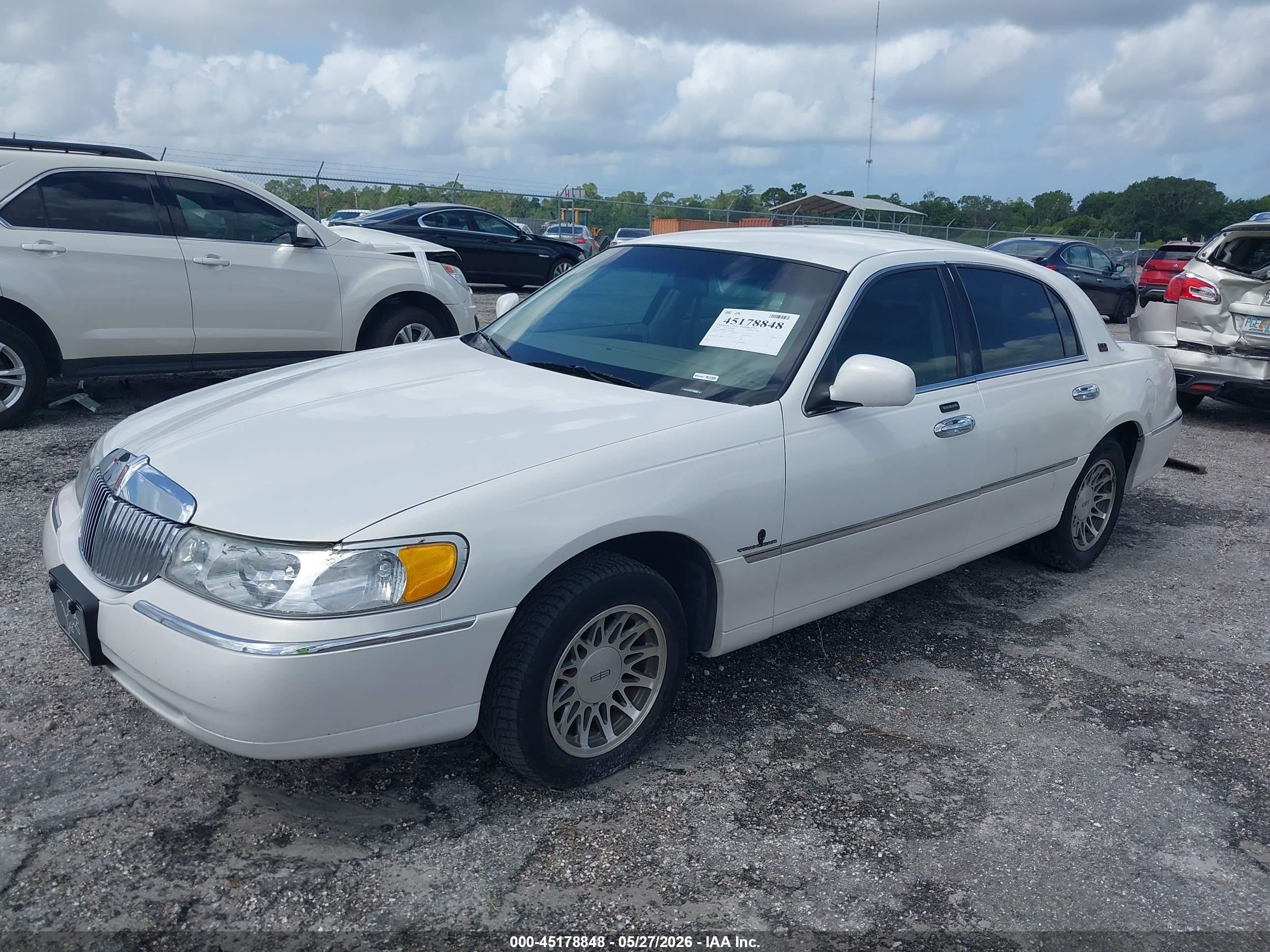 2002 Lincoln Town Car Signature White vin: 1LNHM82W72Y626314